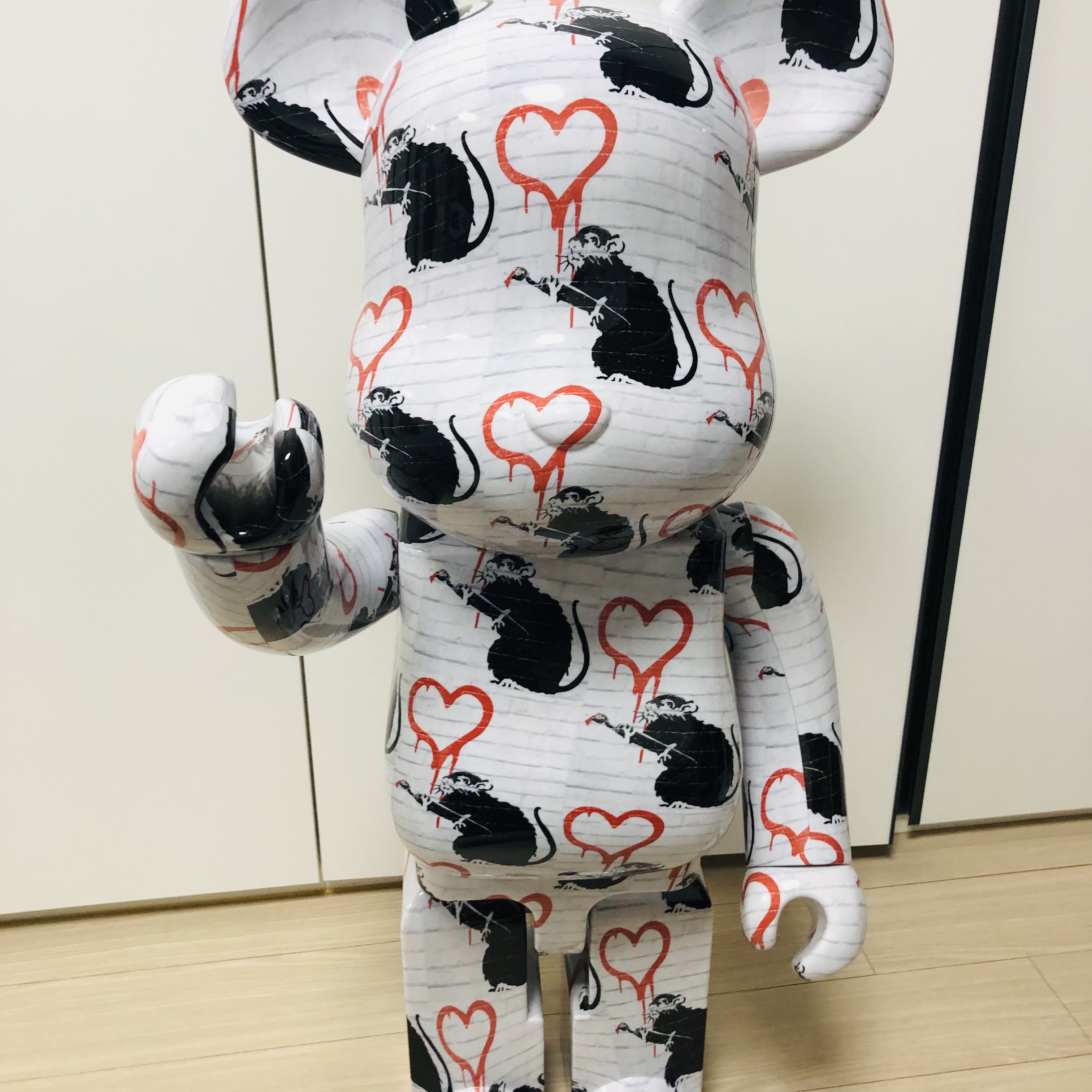 Bearbrick Banksy Love Rat 1000% 착용 스타일 - 4