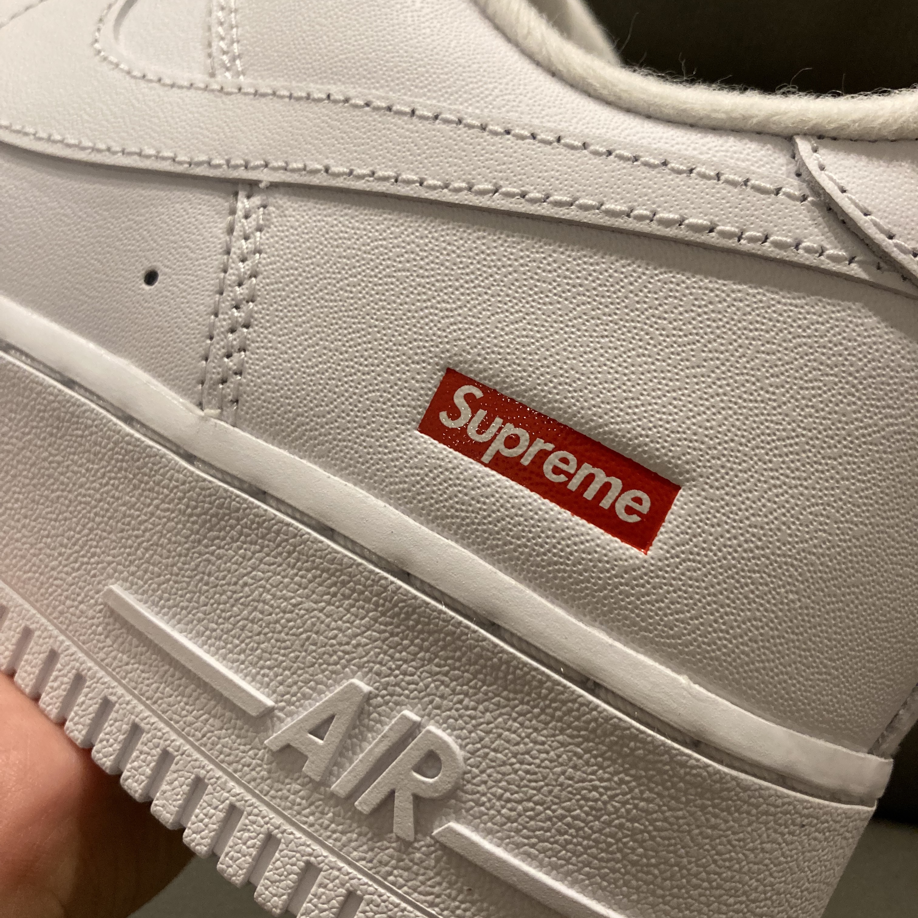 Nike x Supreme Air Force 1 Low White 착용 스타일 - 1