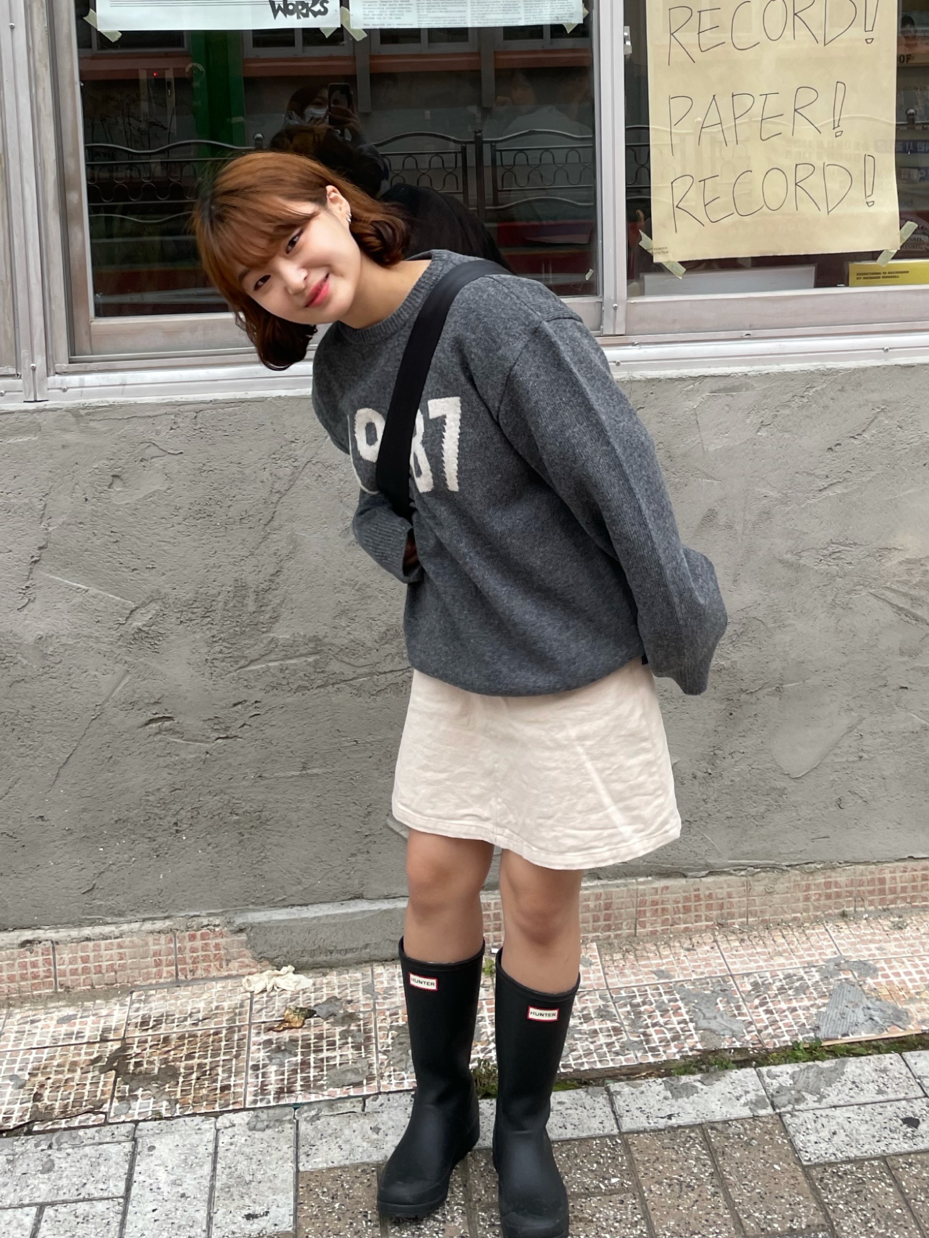 (W) Hunter Play Tall Wellington Rain Boots Black 착용 스타일 - 1