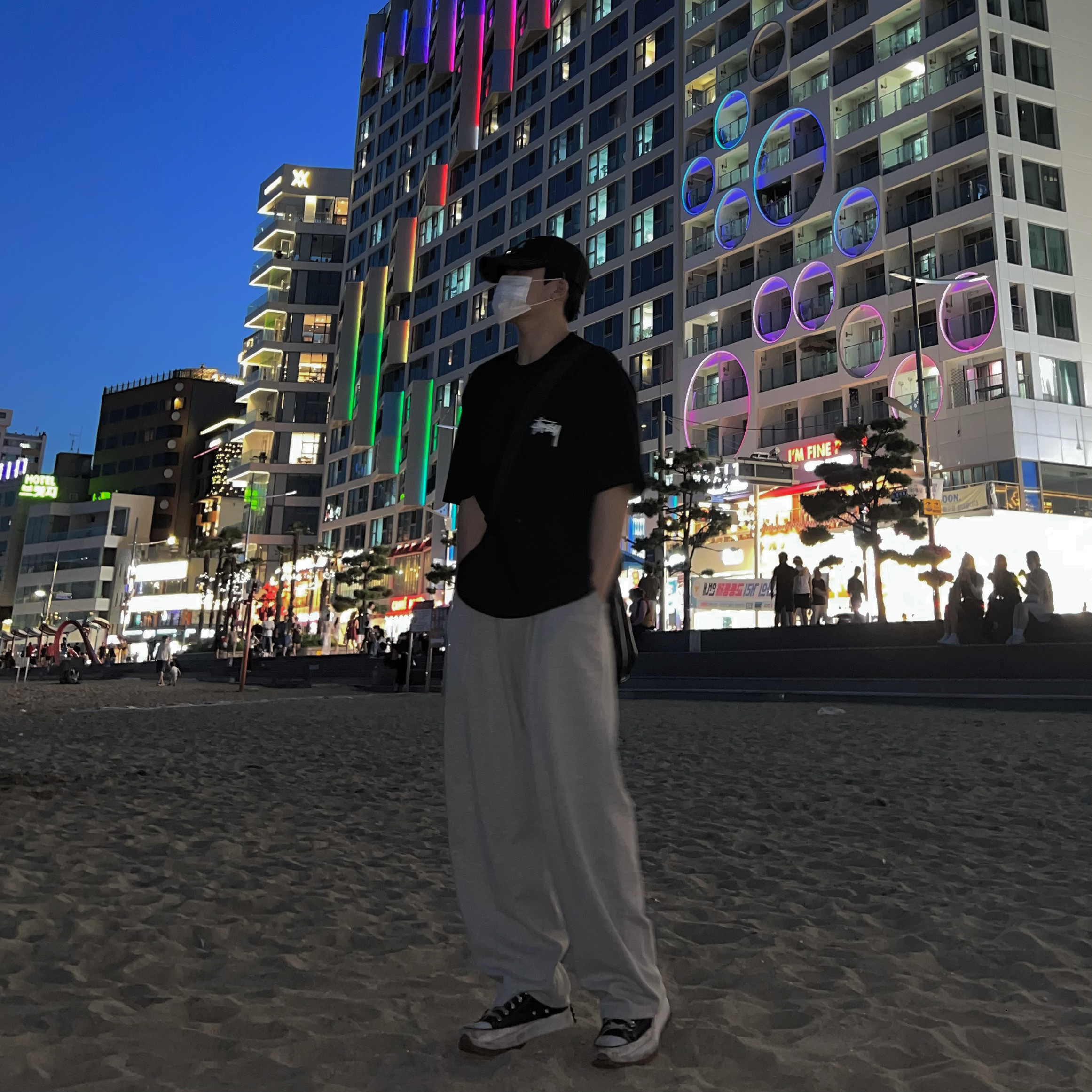 Stussy Fuzzy Dice T-Shirt Black 착용 스타일 - 2