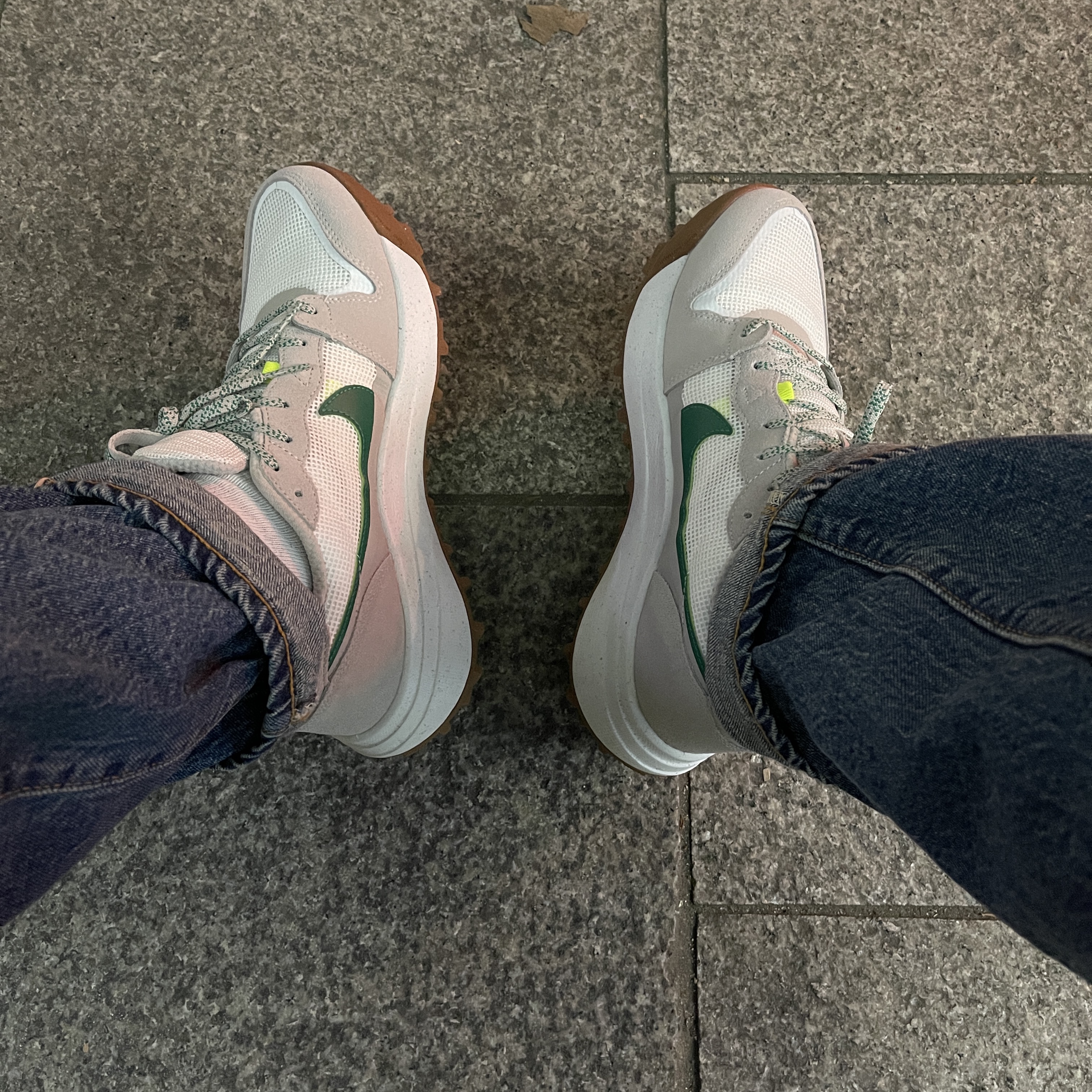 Nike ACG Lowcate Light Iron Ore 착용 스타일