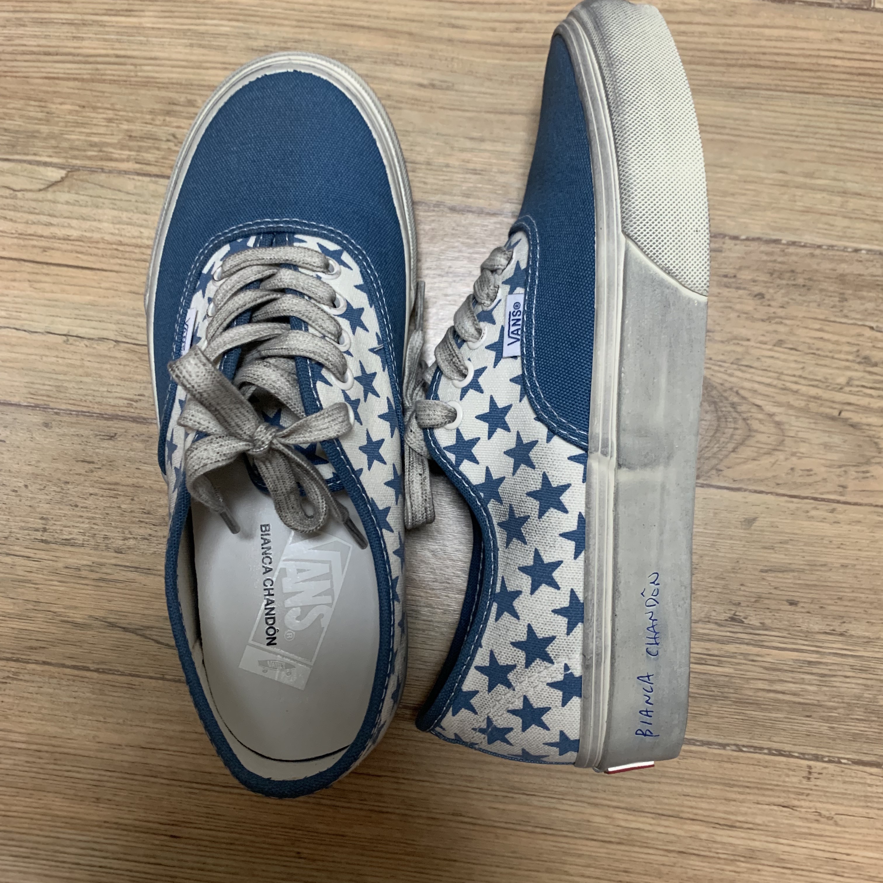 Vans Vault x Bianca Chandon Authentic LX Stressed Navy White 착용 스타일 - 2