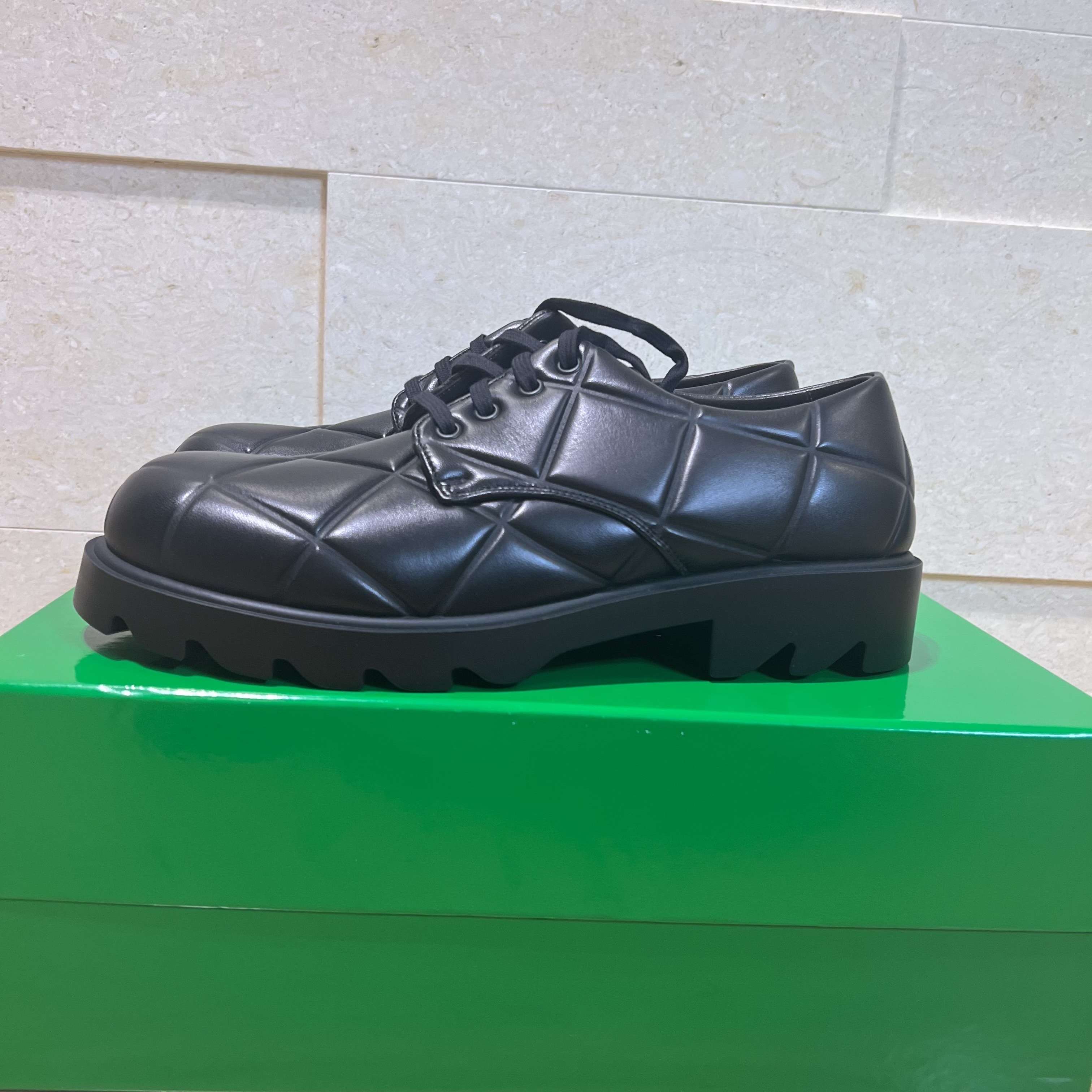 Bottega Veneta Padded Leather Strut Grid Lace-Up Shoes Black 착용 스타일 - 3