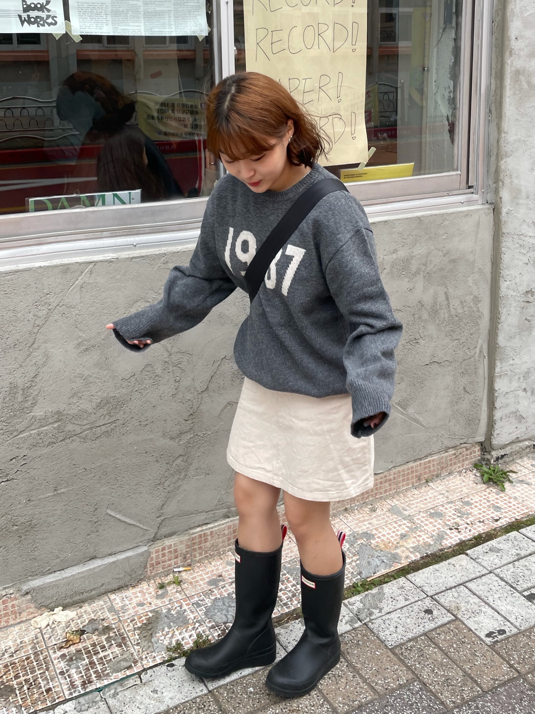 (W) Hunter Play Tall Wellington Rain Boots Black 착용 스타일 - 3