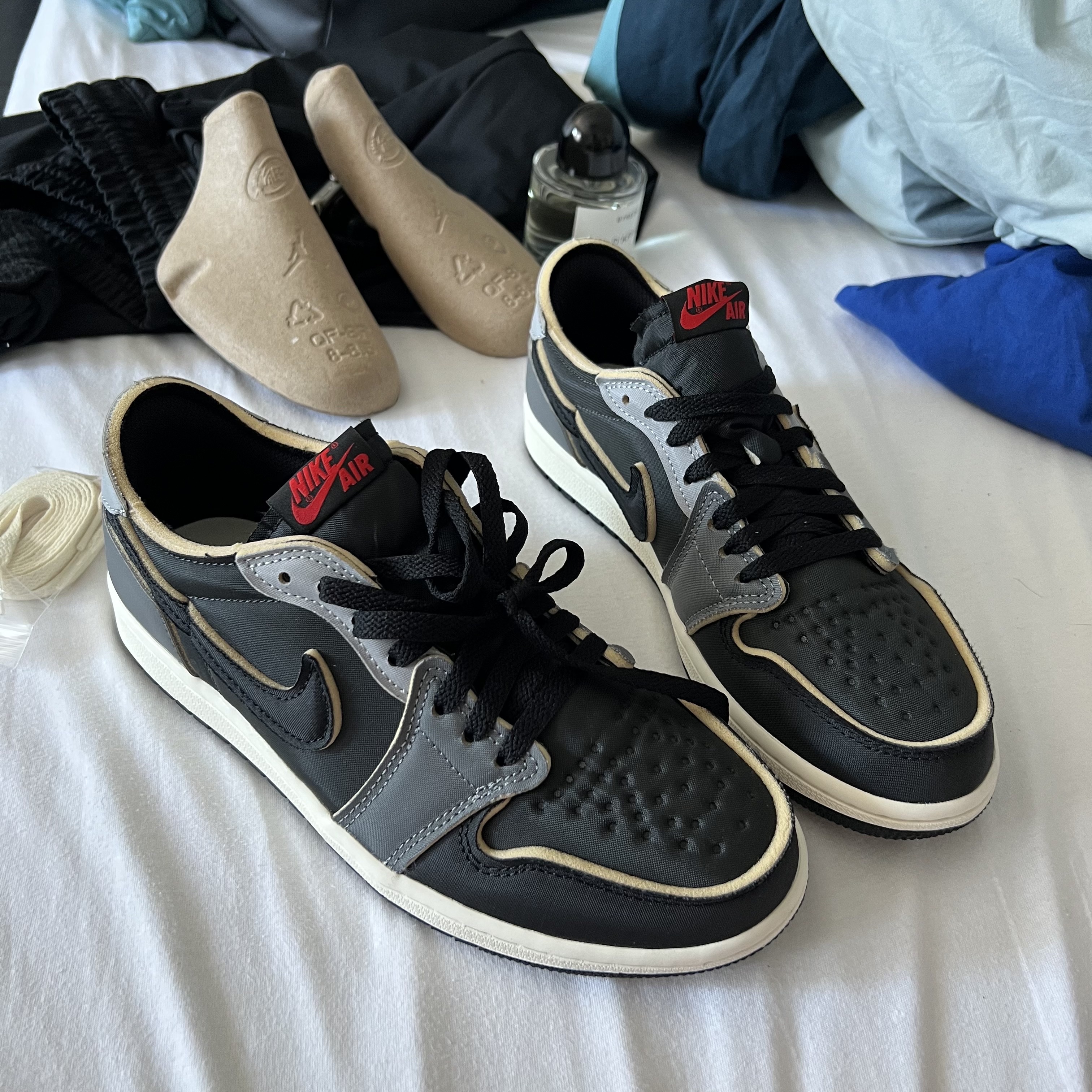 Jordan 1 Retro Low OG EX Black and Smoke Grey 착용 스타일 - 1