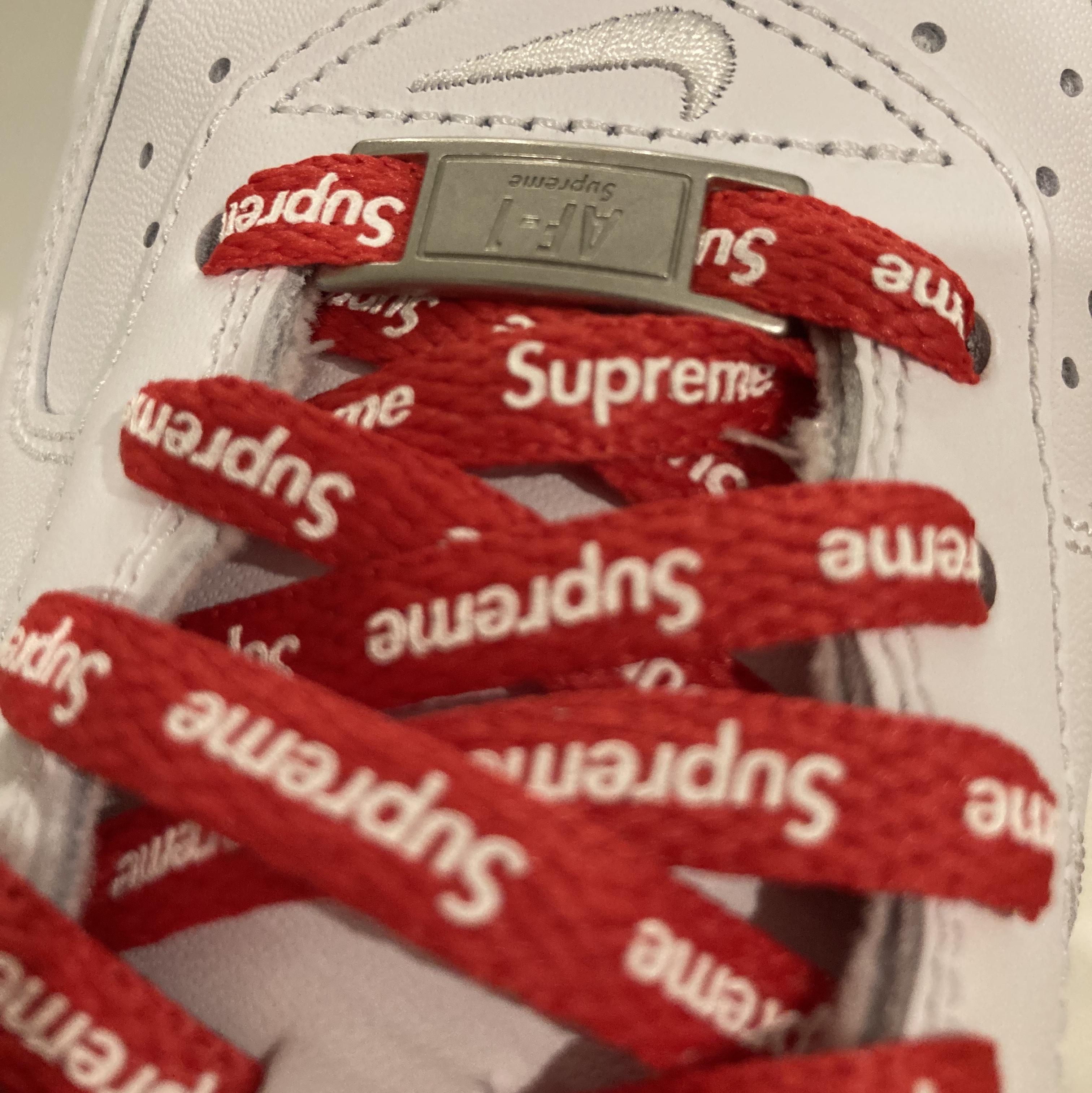 Nike x Supreme Air Force 1 Low White 착용 스타일 - 3