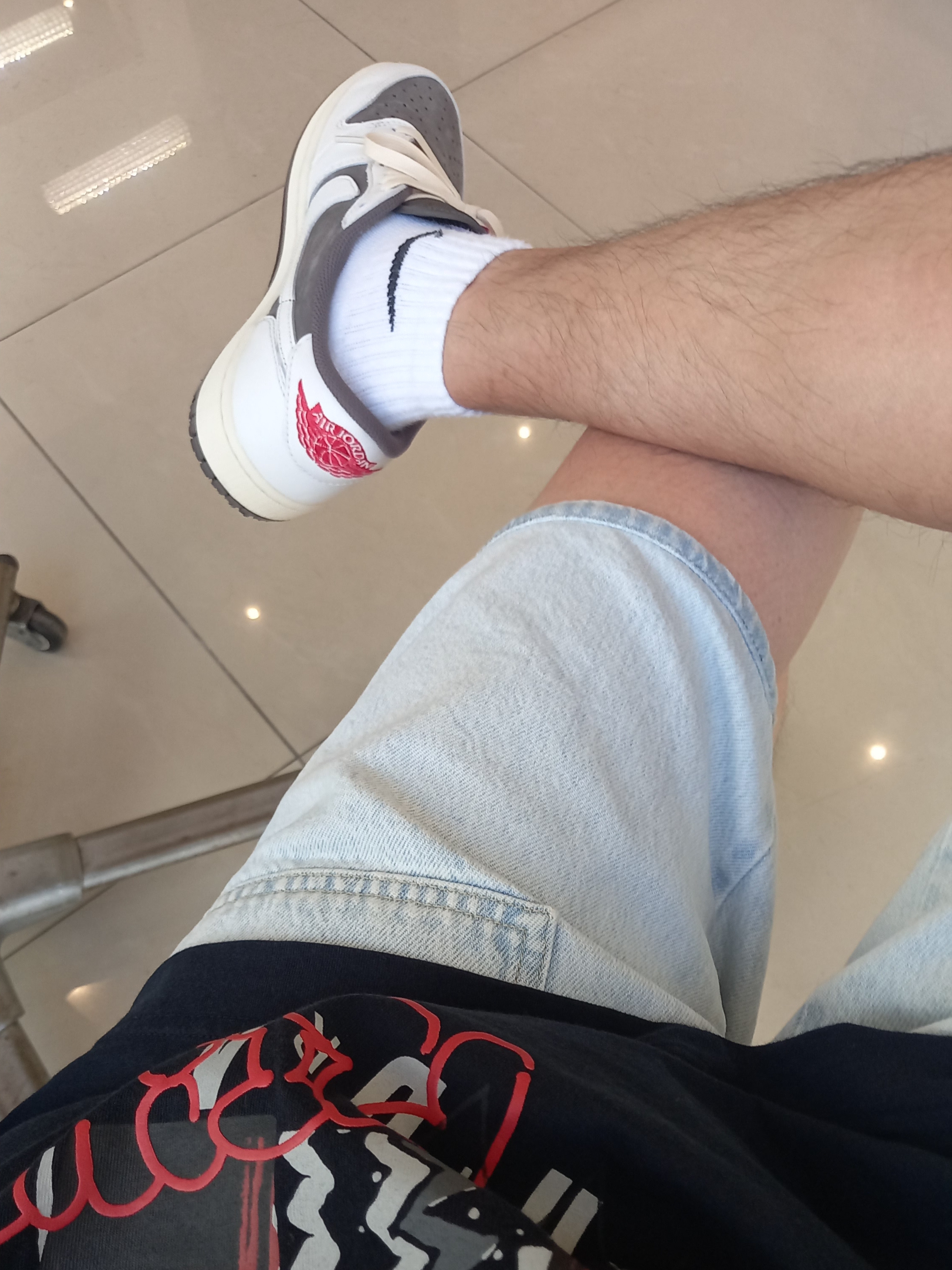 Jordan 1 x Travis Scott Retro Low OG SP Sail and Ridgerock, Jordan x Travis Scott MJ 2 T-Shirt 착용 스타일 - 1