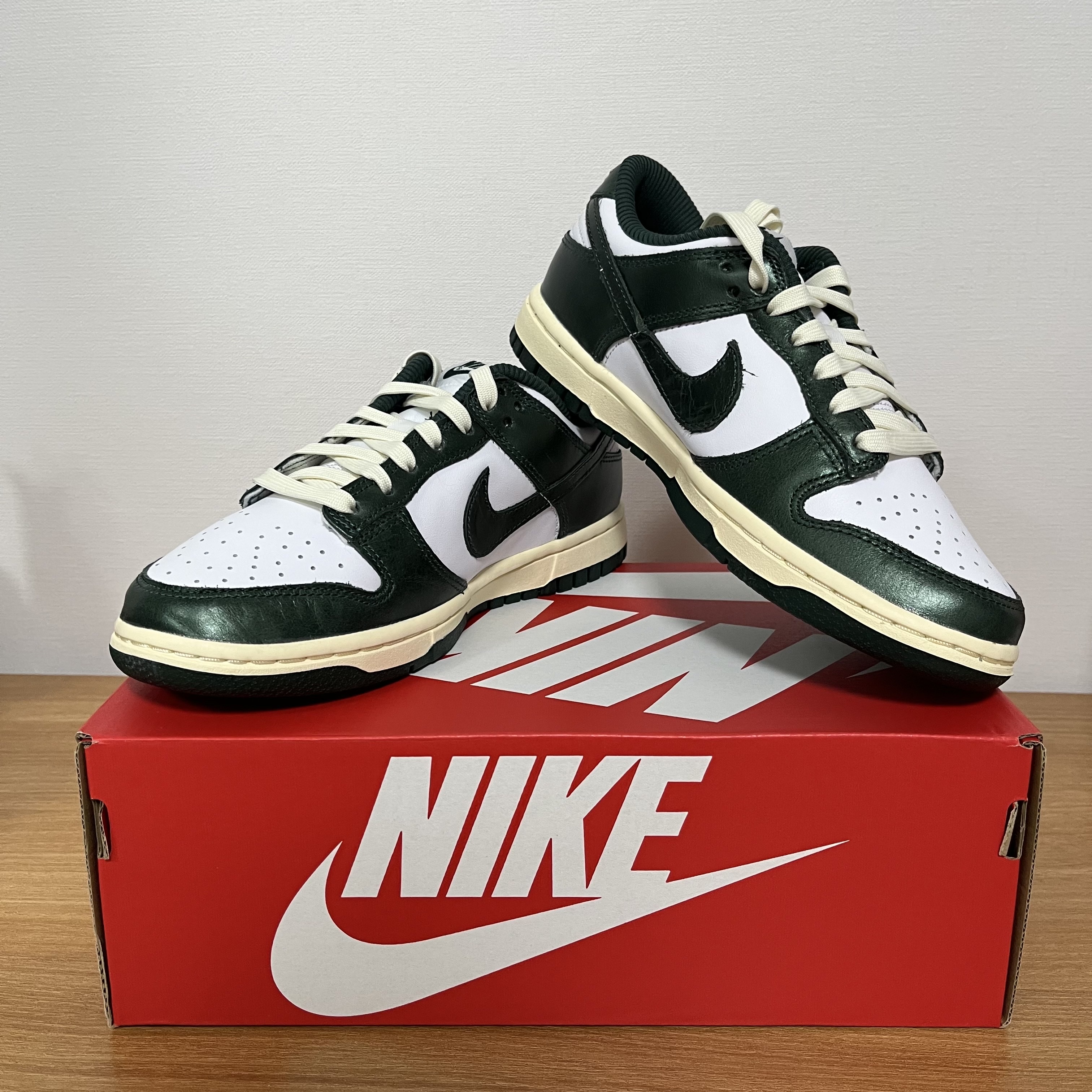 (W) Nike Dunk Low Vintage Green 착용 스타일 - 1