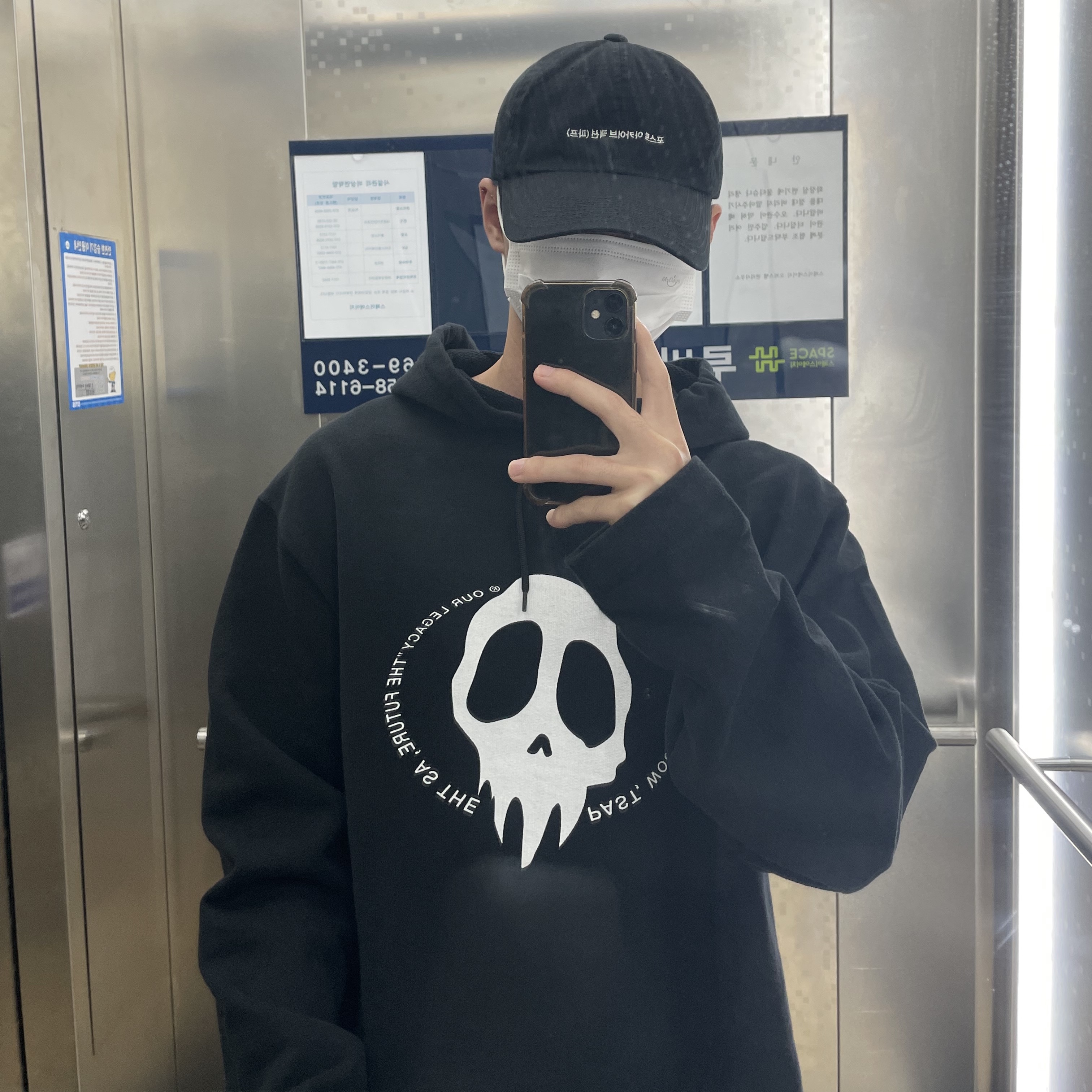 Our Legacy Loose Hoodie Maverick Skull Print Black 착용 스타일
