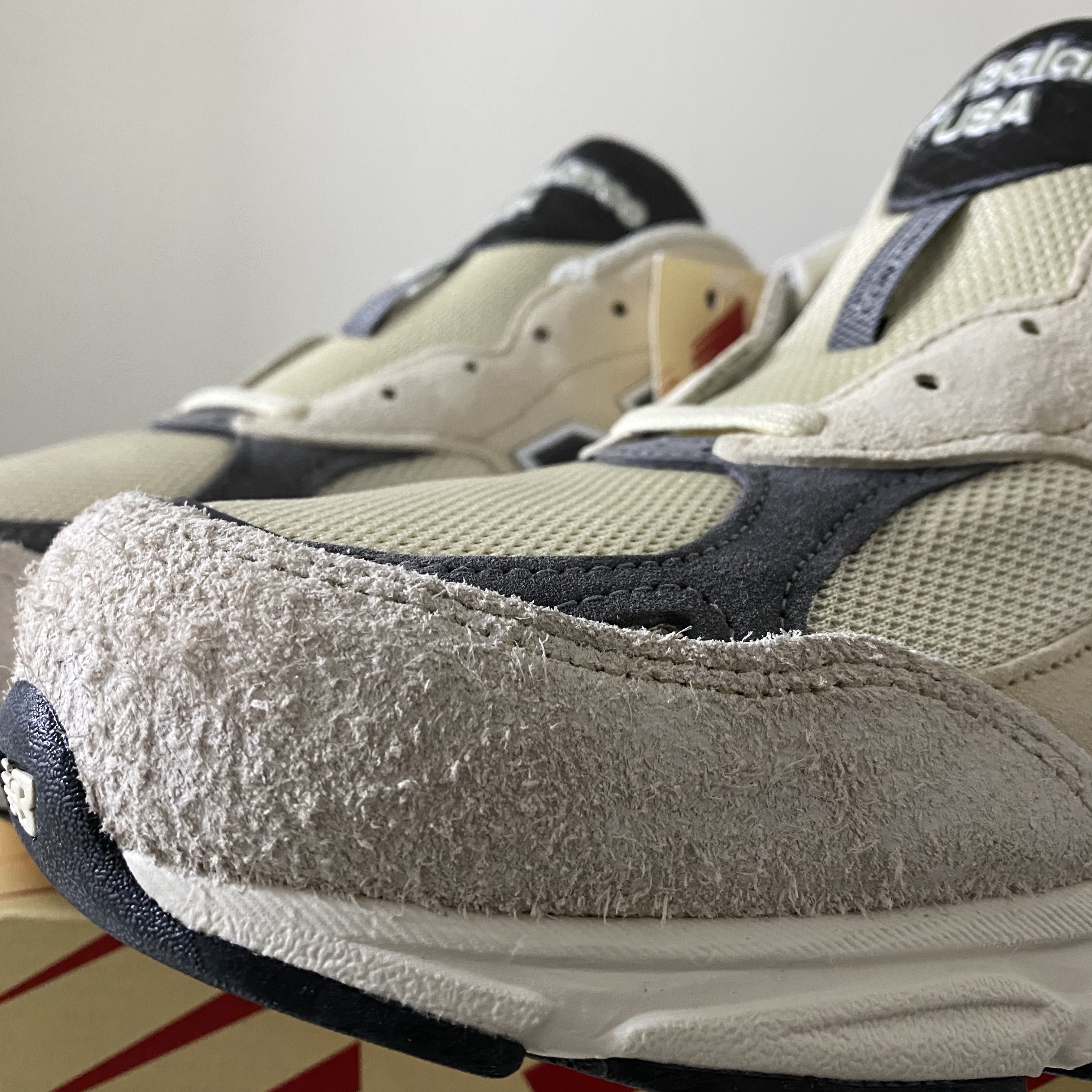 New Balance 990v3 Made in USA Moonbeam Macadamia Nut 착용 스타일 - 4