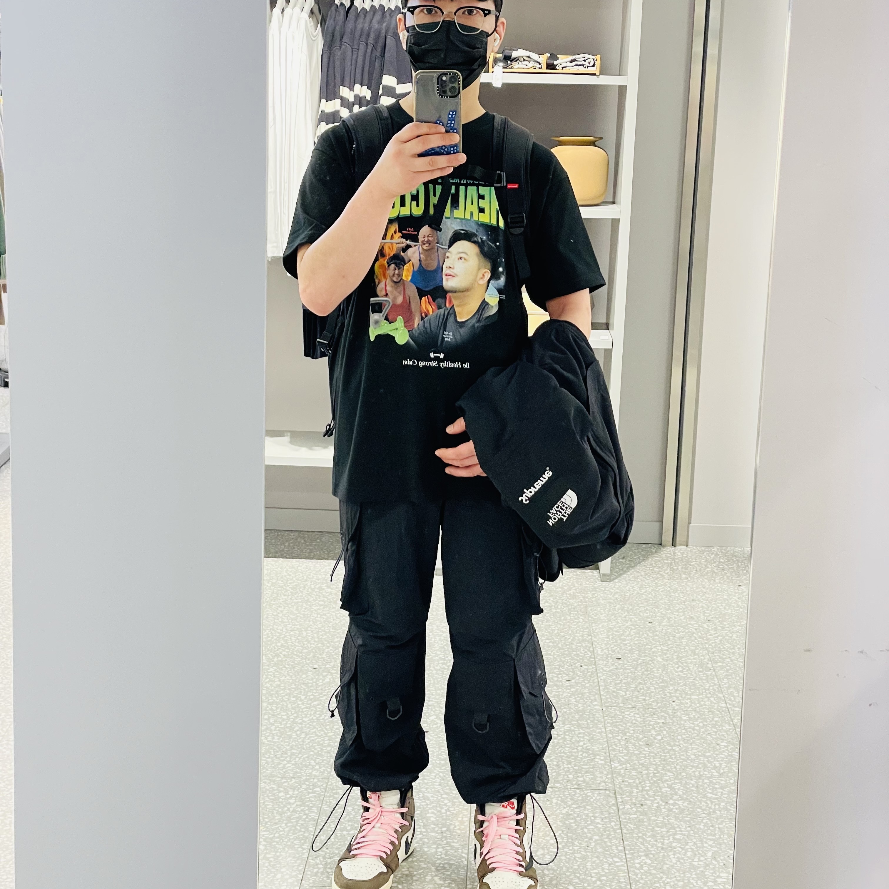 Jordan 1 x Travis Scott Retro High OG SP Mocha, Supreme x The North Face Trekking Convertible Jacket Black - 22SS 착용 스타일