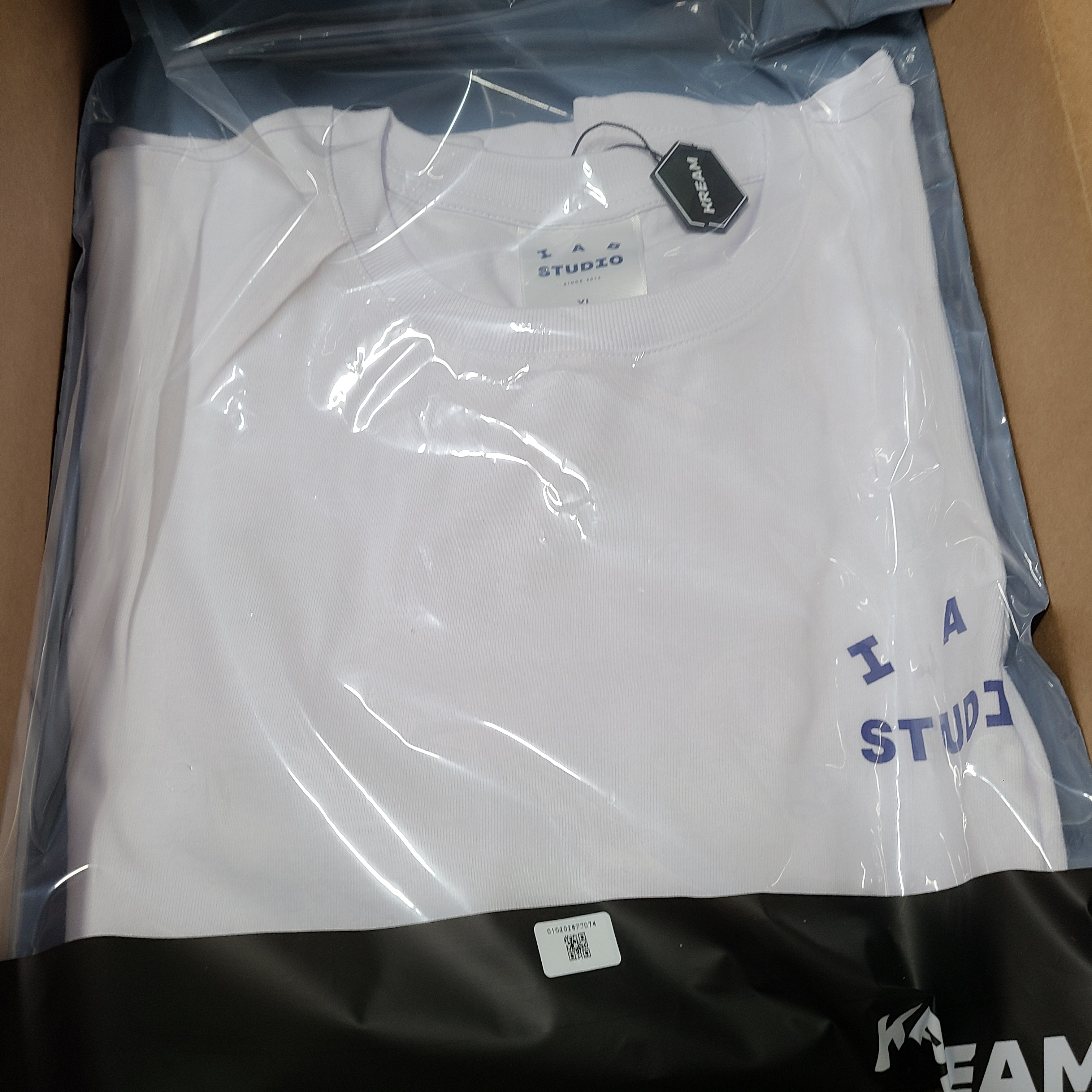 IAB Studio T-Shirt White Navy - 22FW 착용 스타일