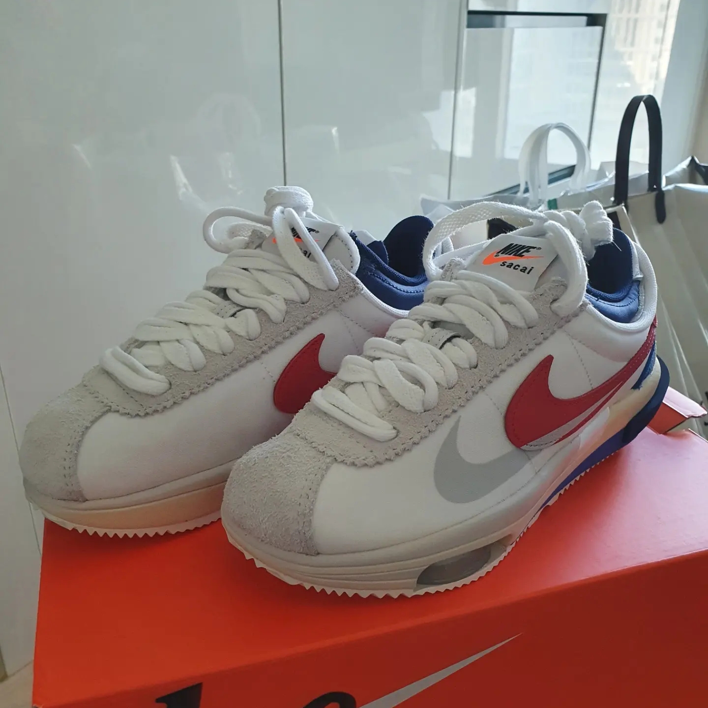 Nike x Sacai Zoom Cortez SP White and University Red 착용 스타일 - 2