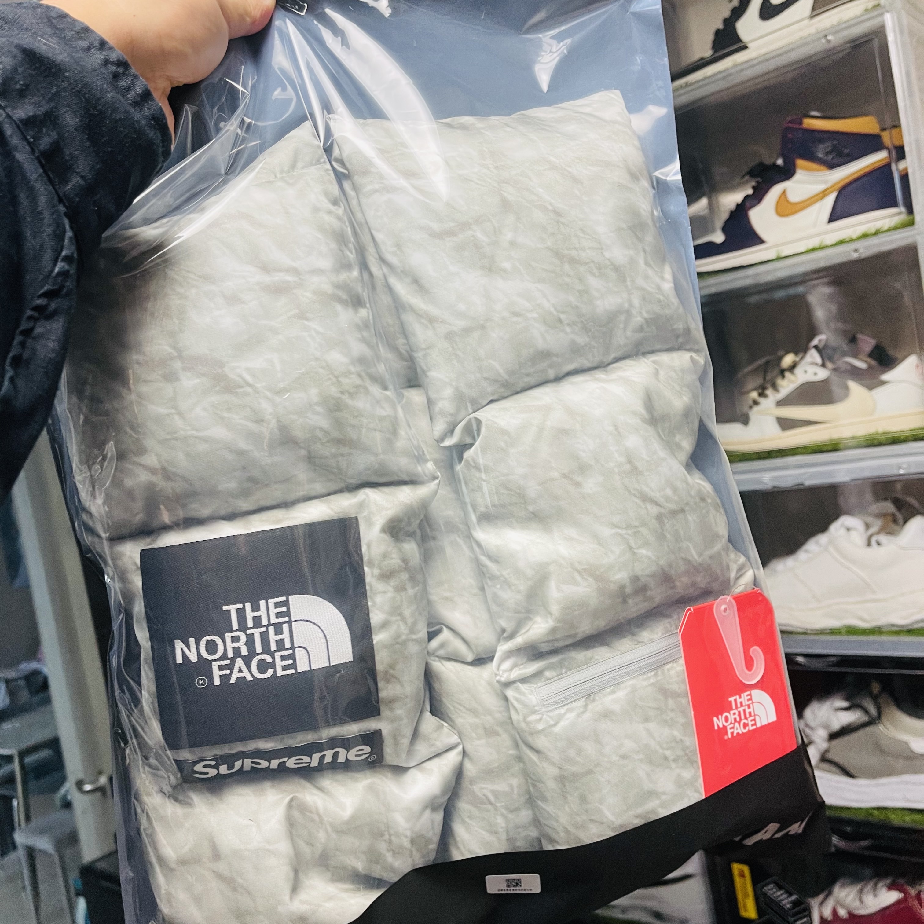 Supreme x The North Face Paper Print 700-Fill Down Scarf 착용 스타일