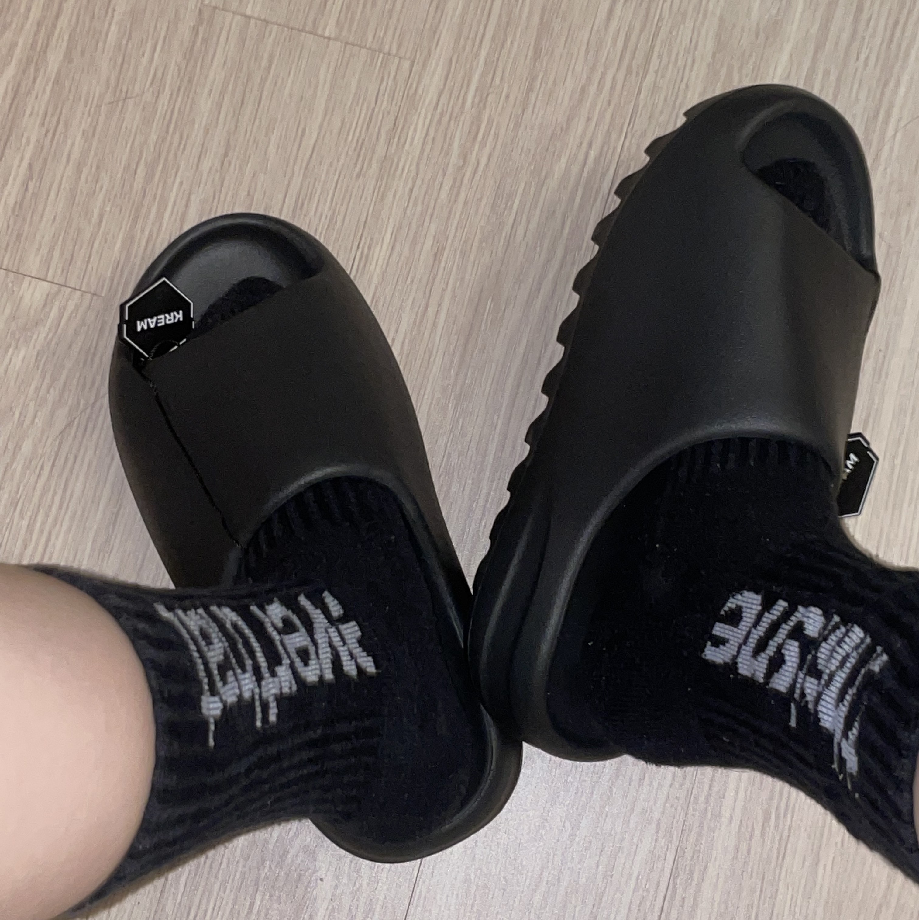 Adidas Yeezy Slide Onyx 착용 스타일 - 2