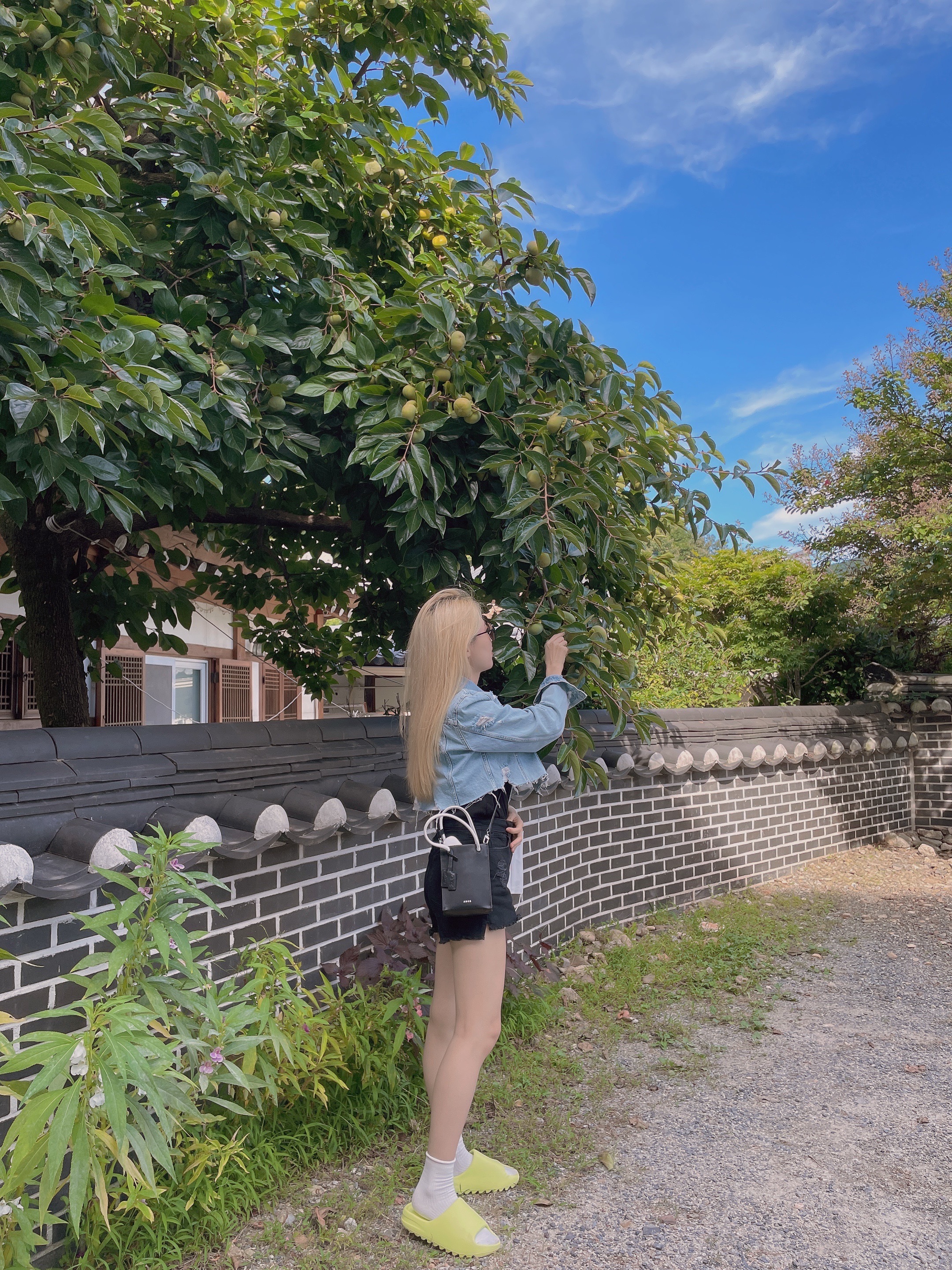Ader Error Small Blue Bag Noir, Adidas Yeezy Slide Glow Green 2022/2023 착용 스타일 - 1