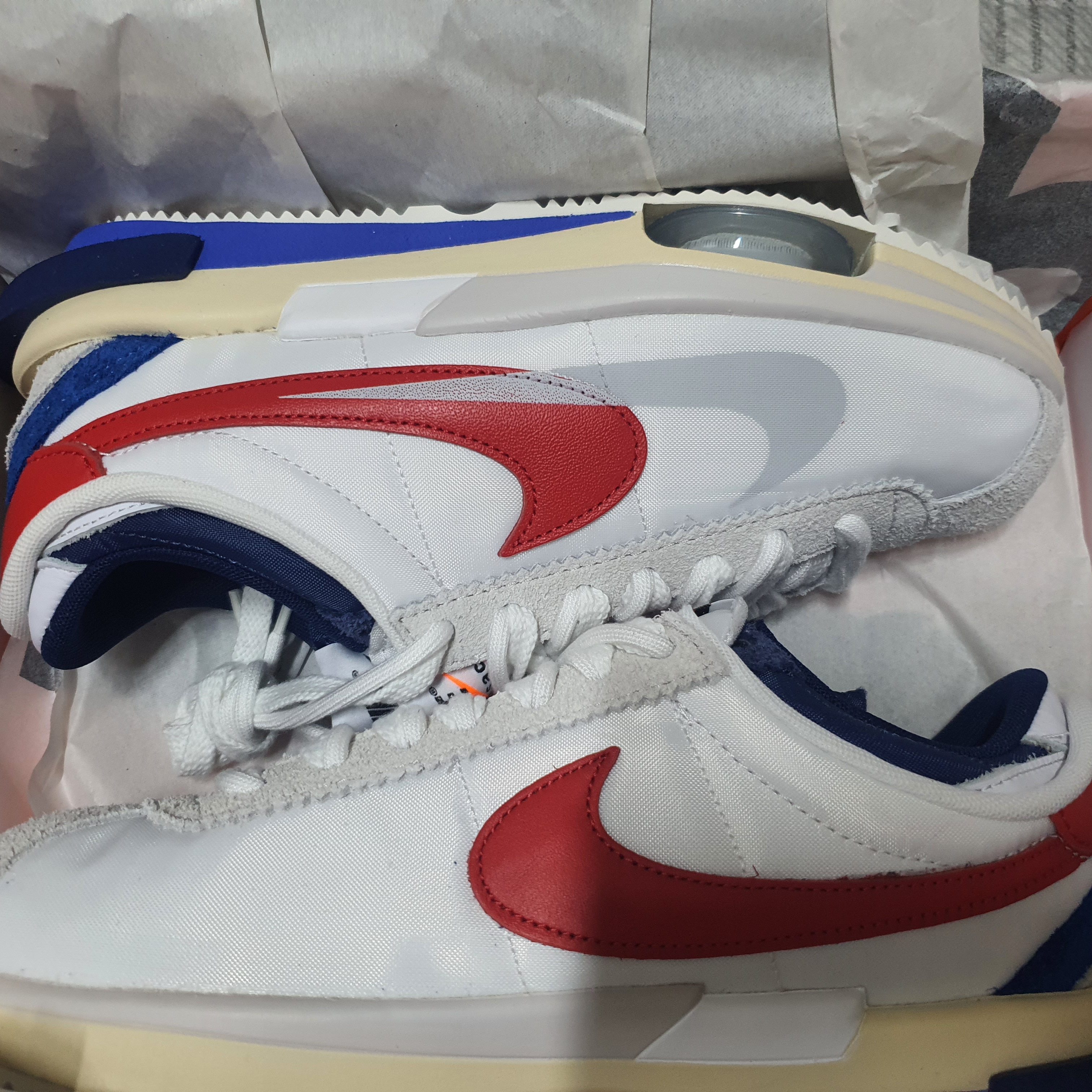 Nike x Sacai Zoom Cortez SP White and University Red 착용 스타일 - 1