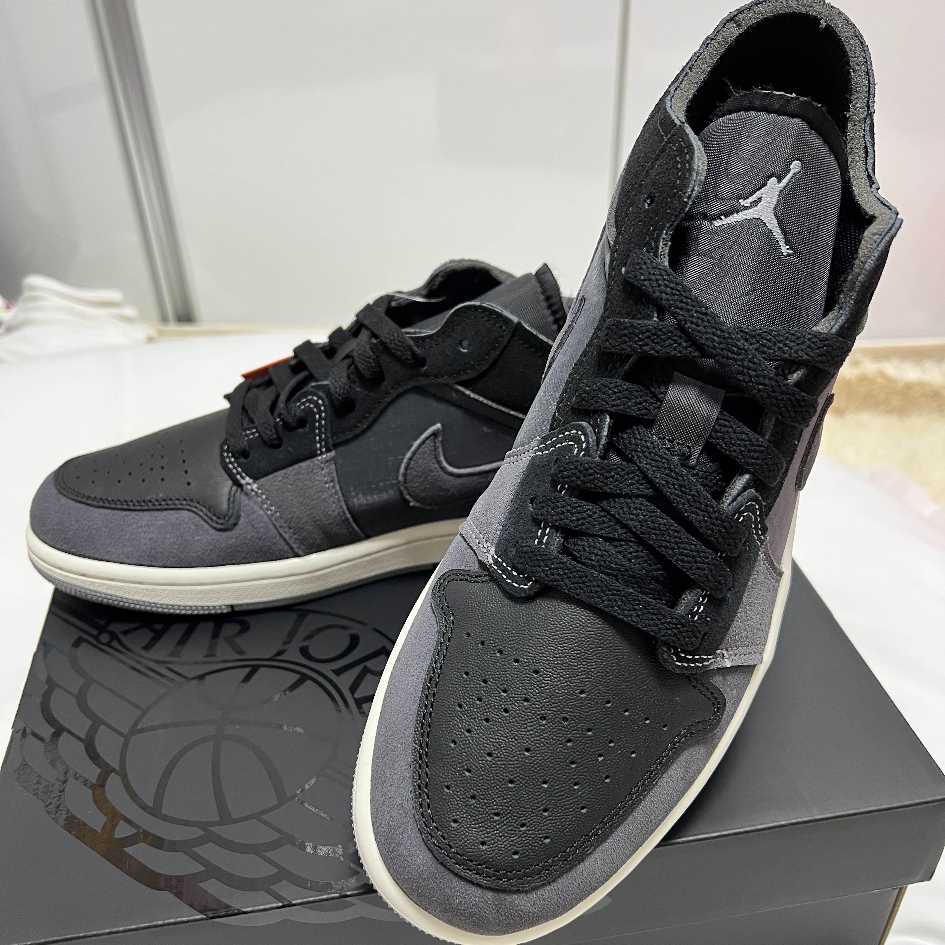 Jordan 1 Low SE Craft Black Cement Grey 착용 스타일 - 1
