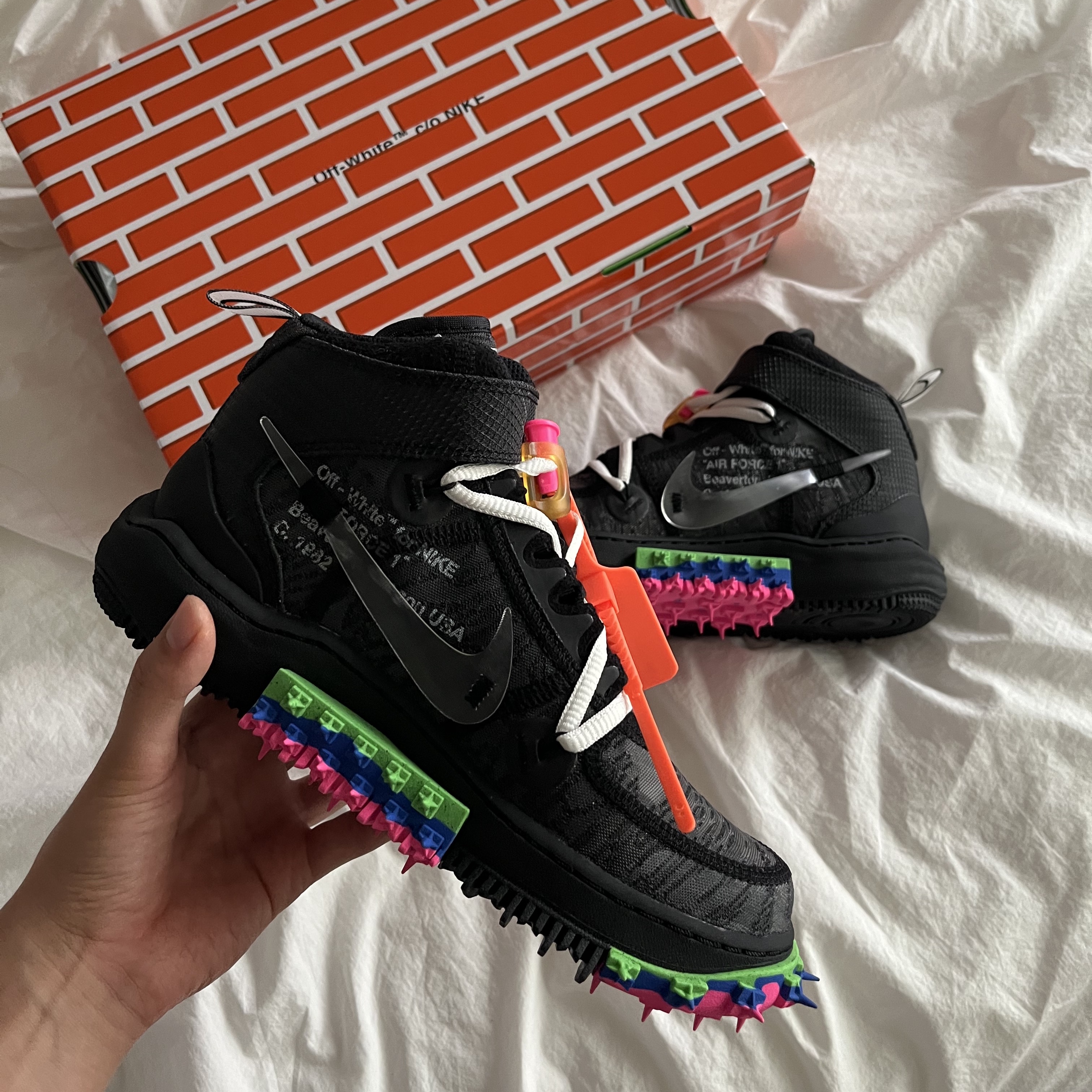 Nike x Off-White Air Force 1 Mid SP Black 착용 스타일 - 2