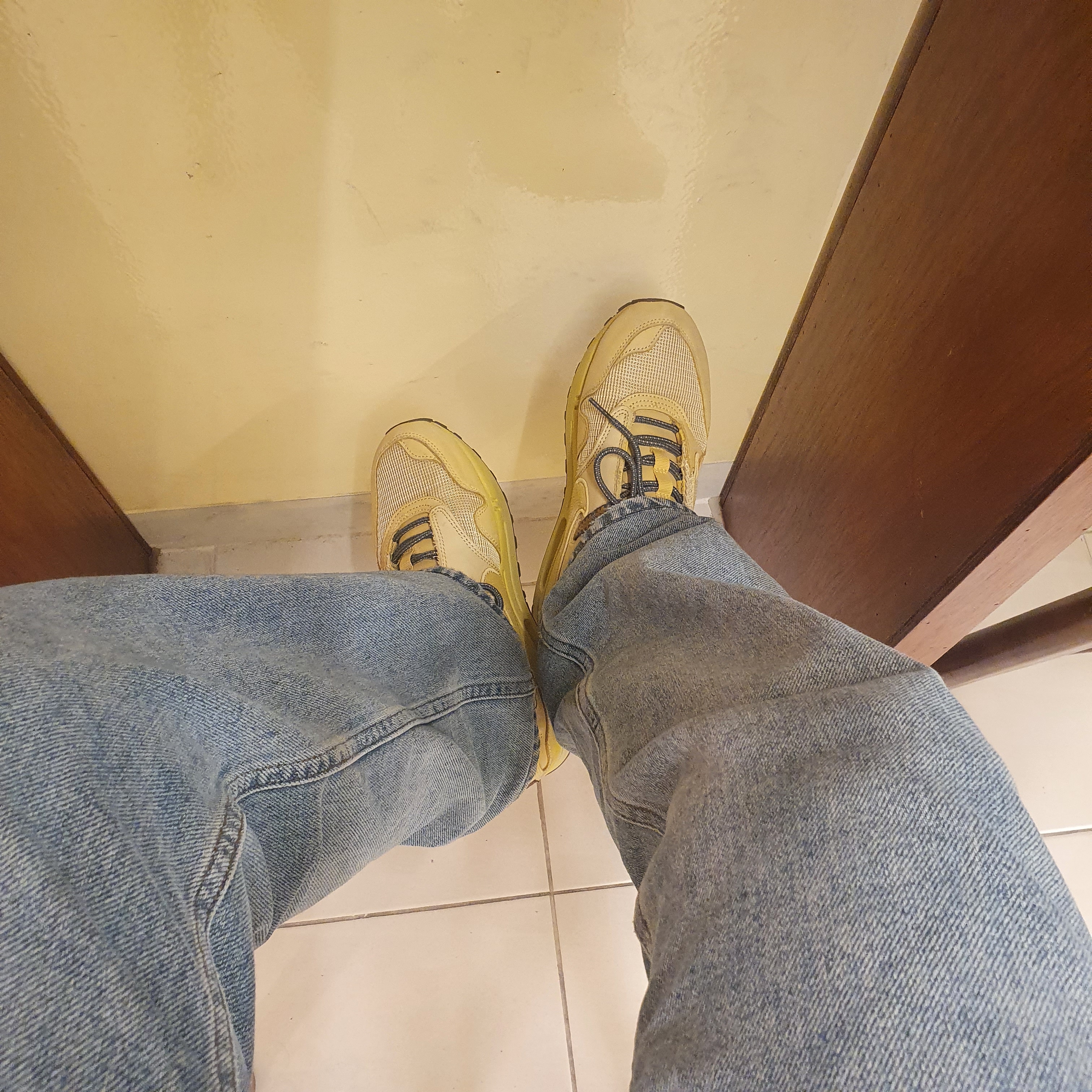 Nike x Travis Scott Air Max 1 Cact.us Gold 착용 스타일