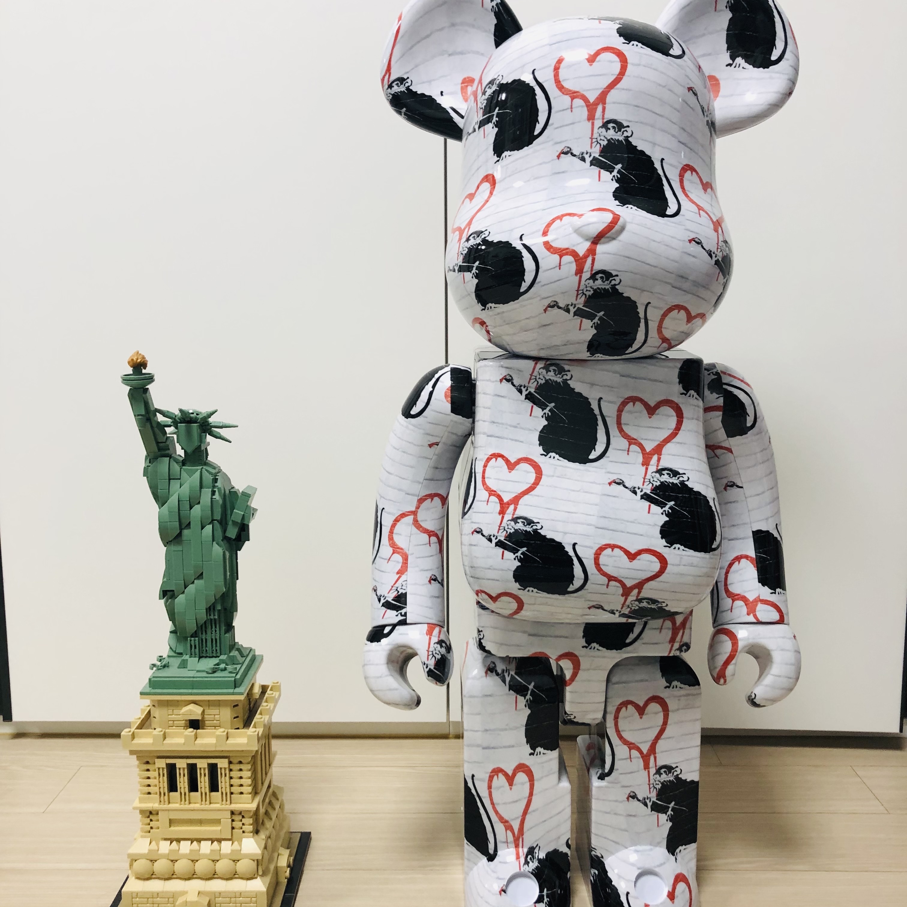 Bearbrick Banksy Love Rat 1000% 착용 스타일 - 3