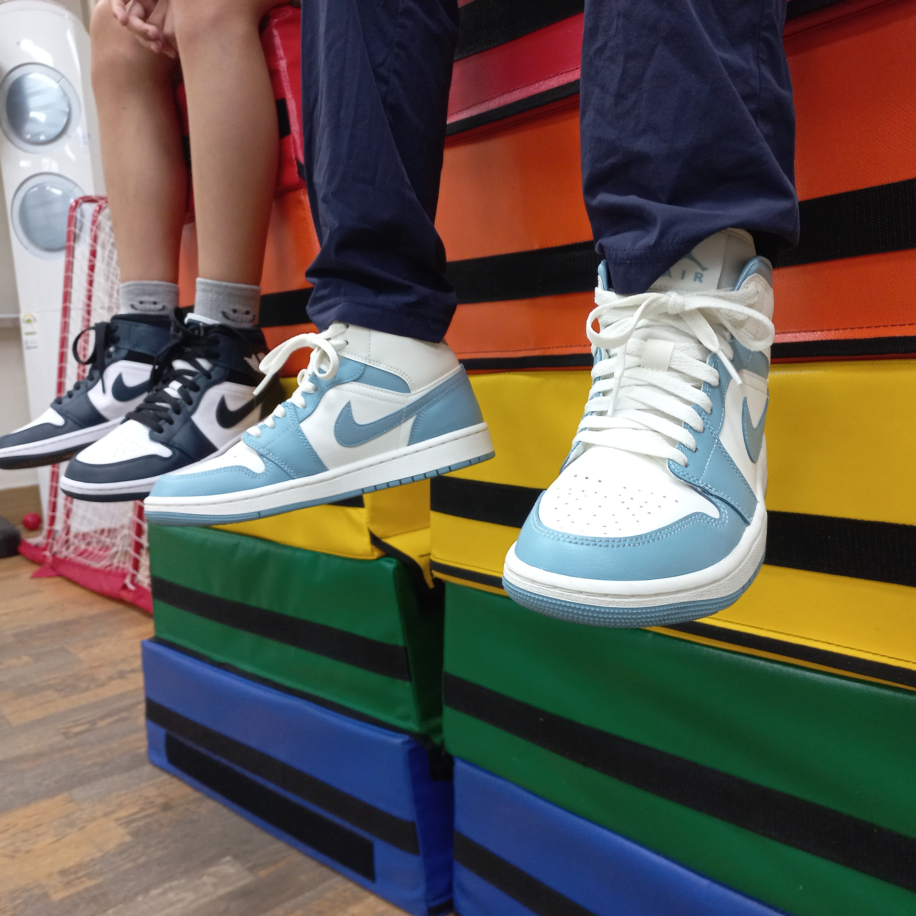 (GS) Jordan 1 Mid Dark Teal, (W) Jordan 1 Mid Sail and Worn Blue 착용 스타일