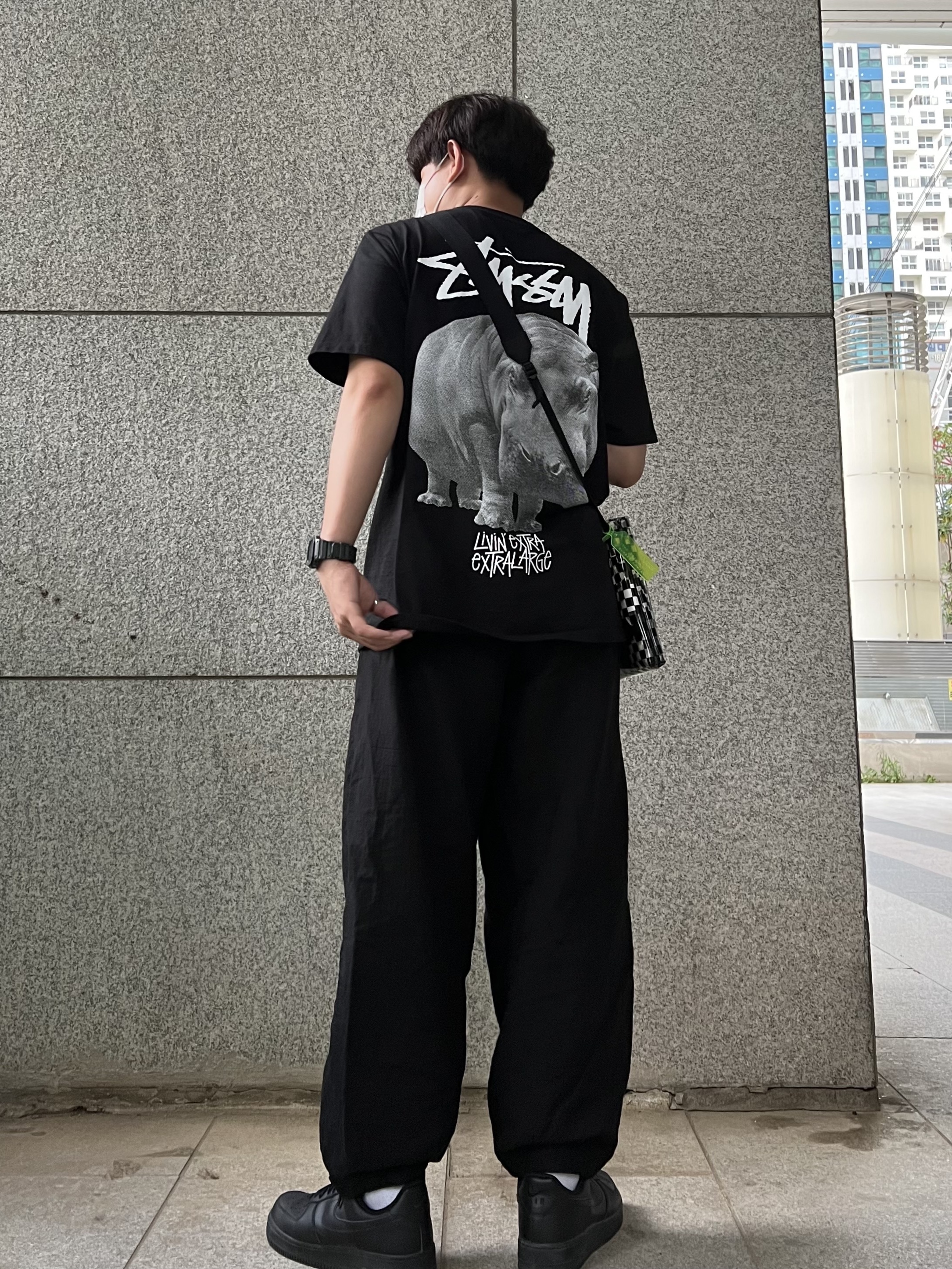 Nike Air Force 1 '07 Low Triple Black, Stussy Livin' Large T-Shirt Black 착용 스타일 - 2