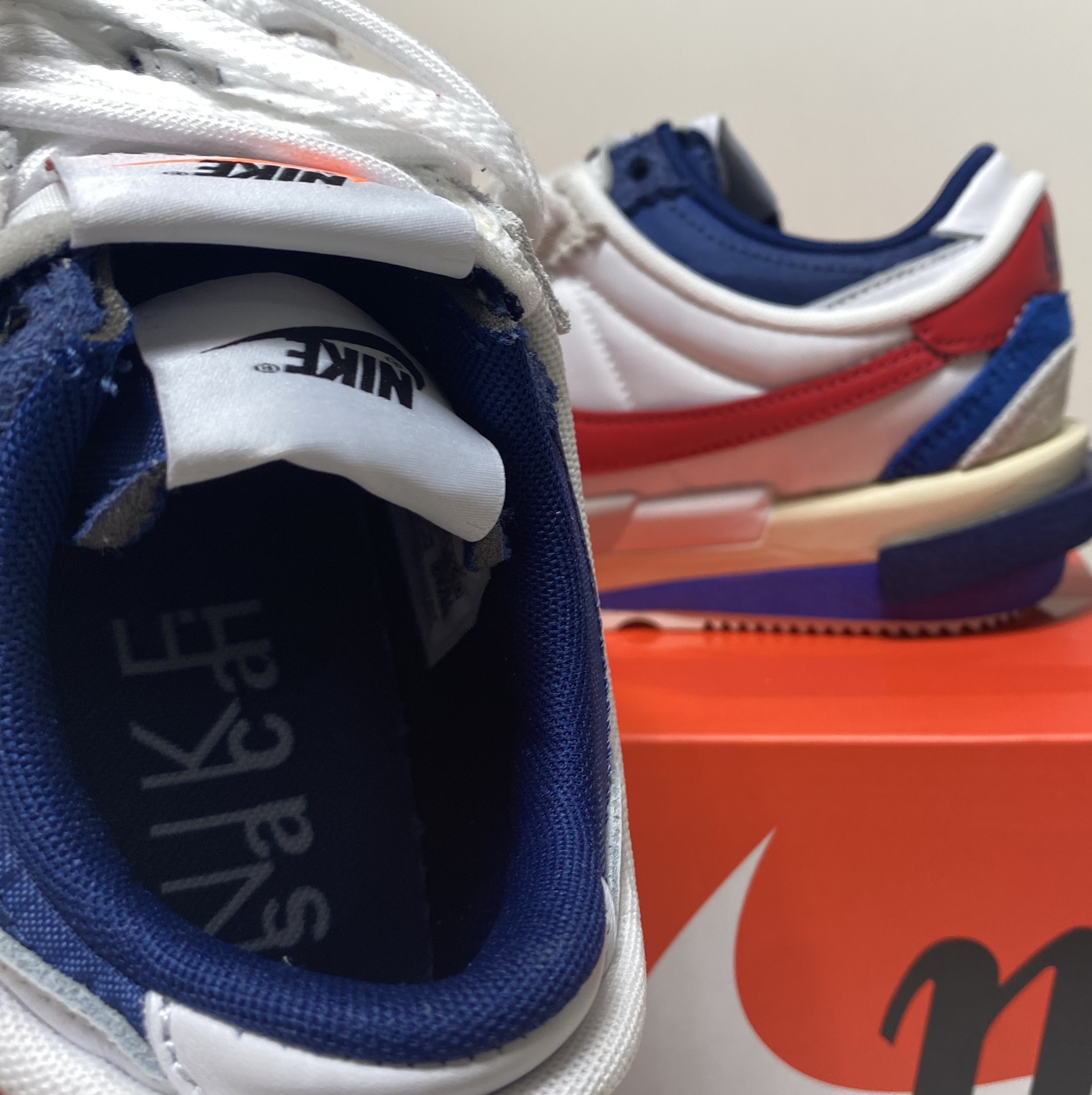 Nike x Sacai Zoom Cortez SP White and University Red 착용 스타일 - 3