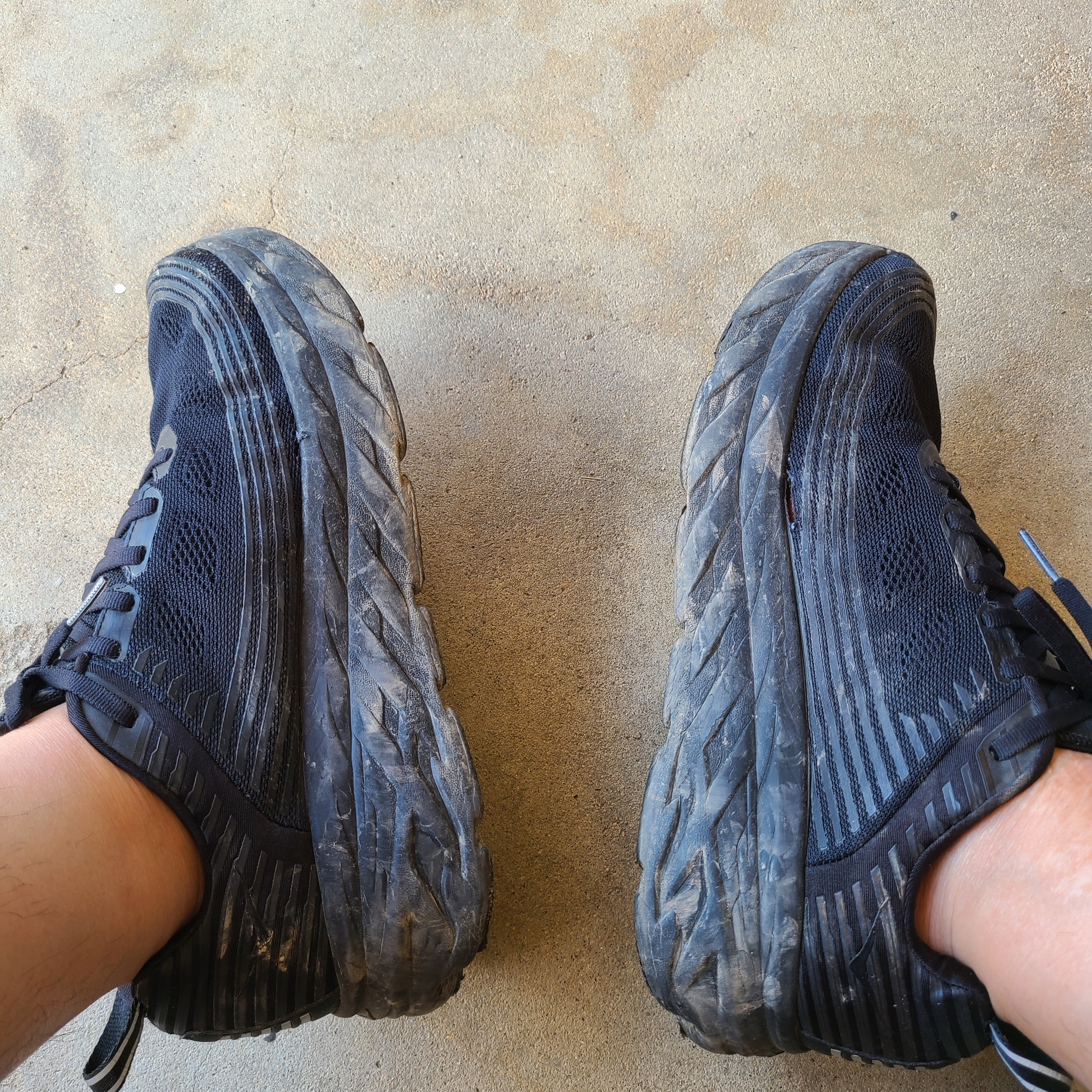 Hoka Bondi 6 Black - Wide 착용 스타일
