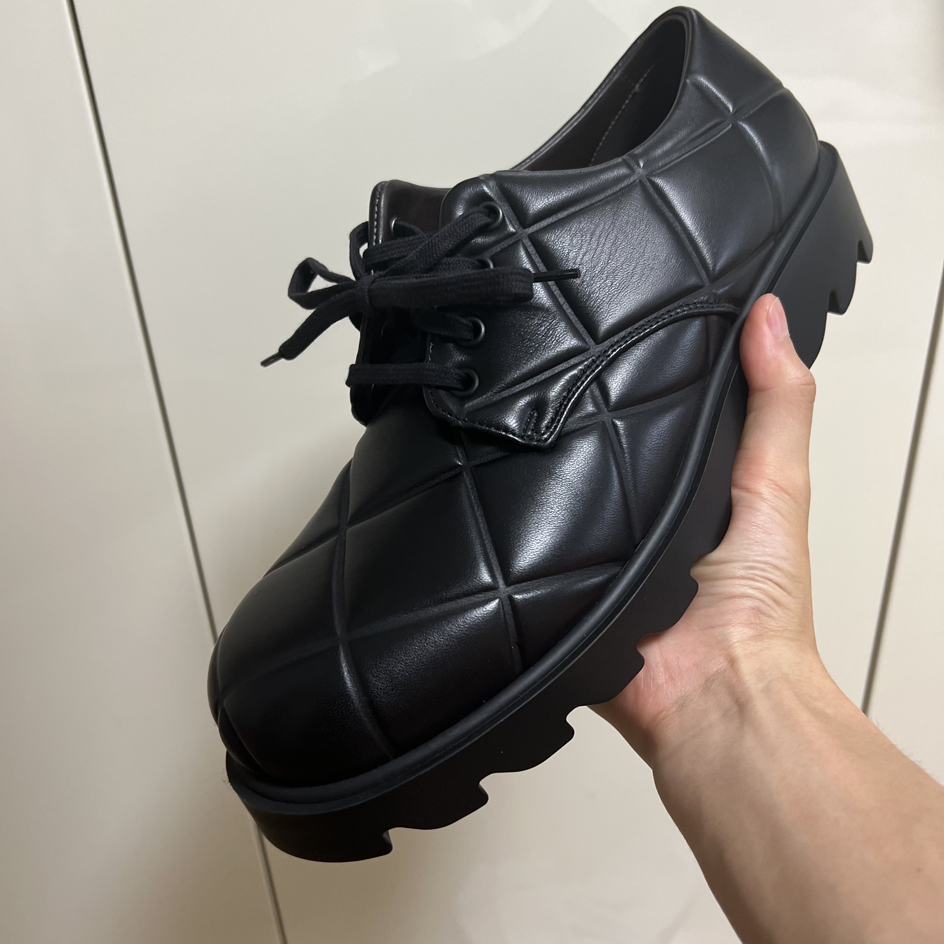 Bottega Veneta Padded Leather Strut Grid Lace-Up Shoes Black 착용 스타일 - 4