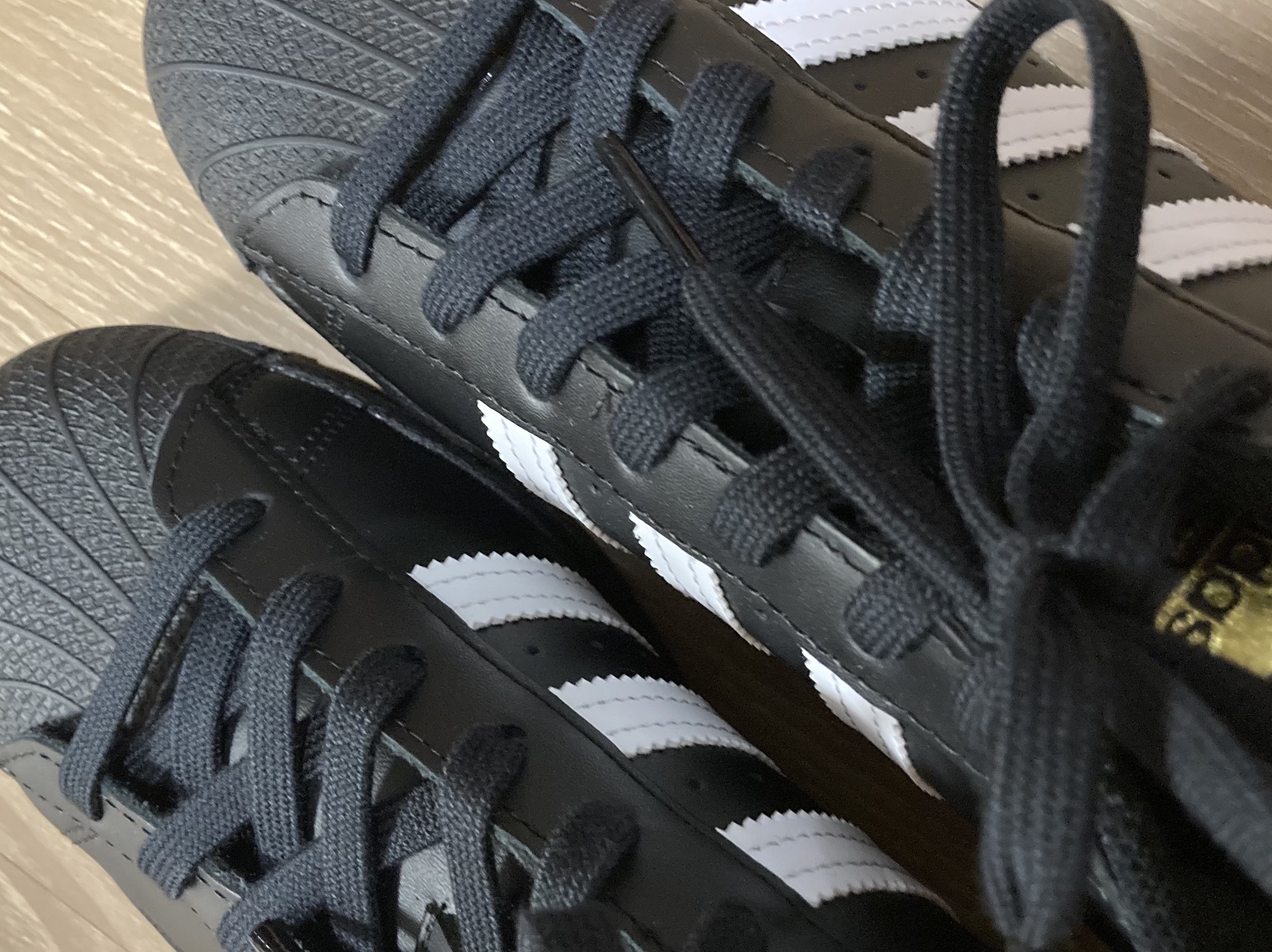 Adidas Superstar Core Black White 착용 스타일