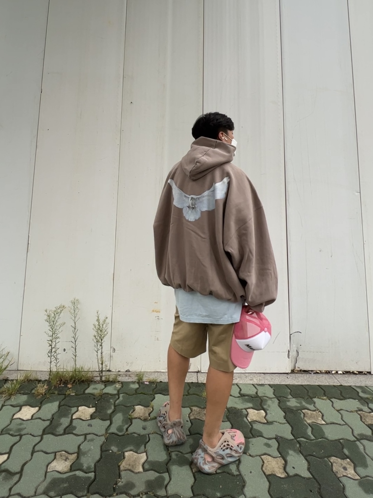 Yeezy Gap Engineered By Balenciaga Dove Hoodie Beige, Adidas Yeezy Foam RNNR MX Sand Grey 착용 스타일