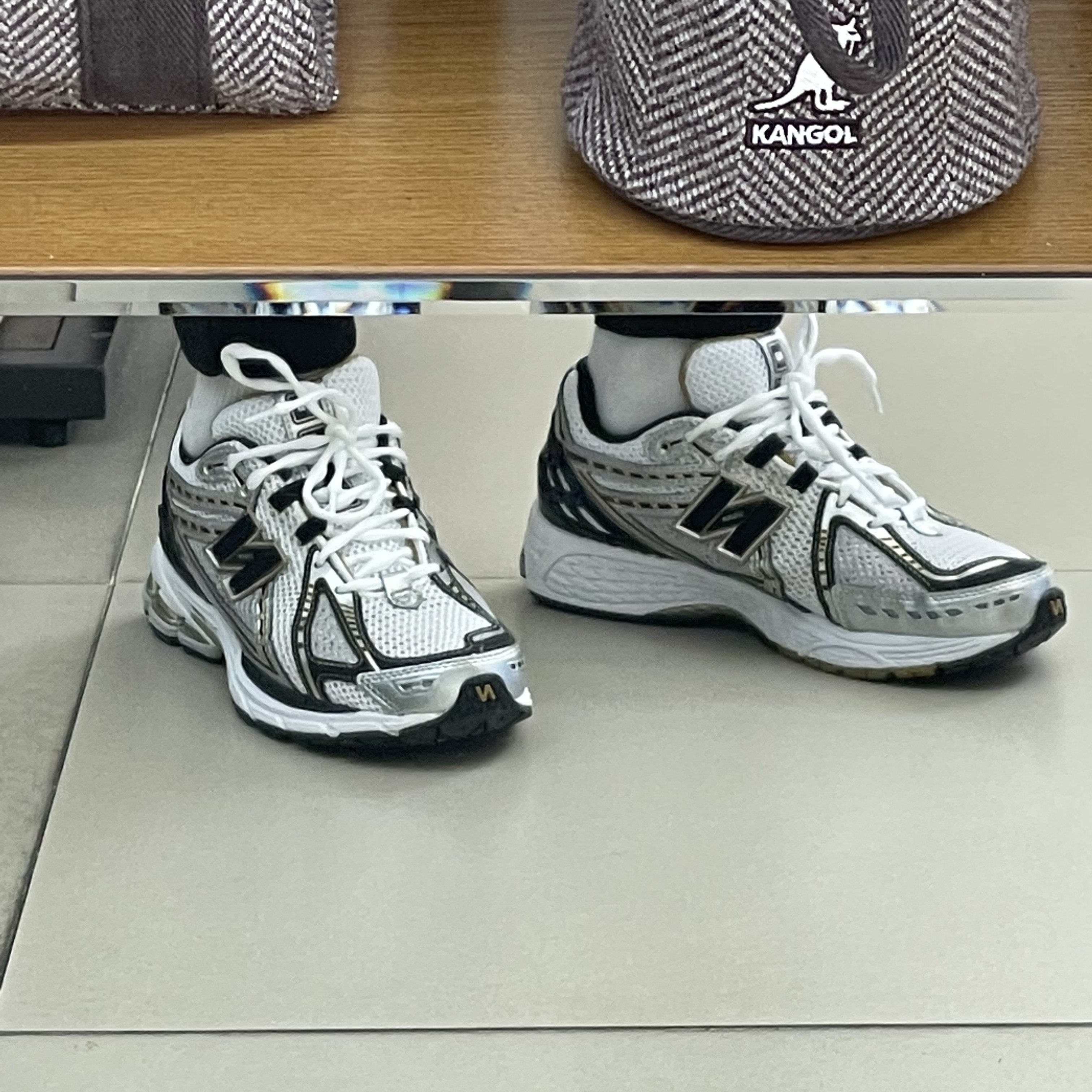New Balance 1906R White Gold 착용 스타일