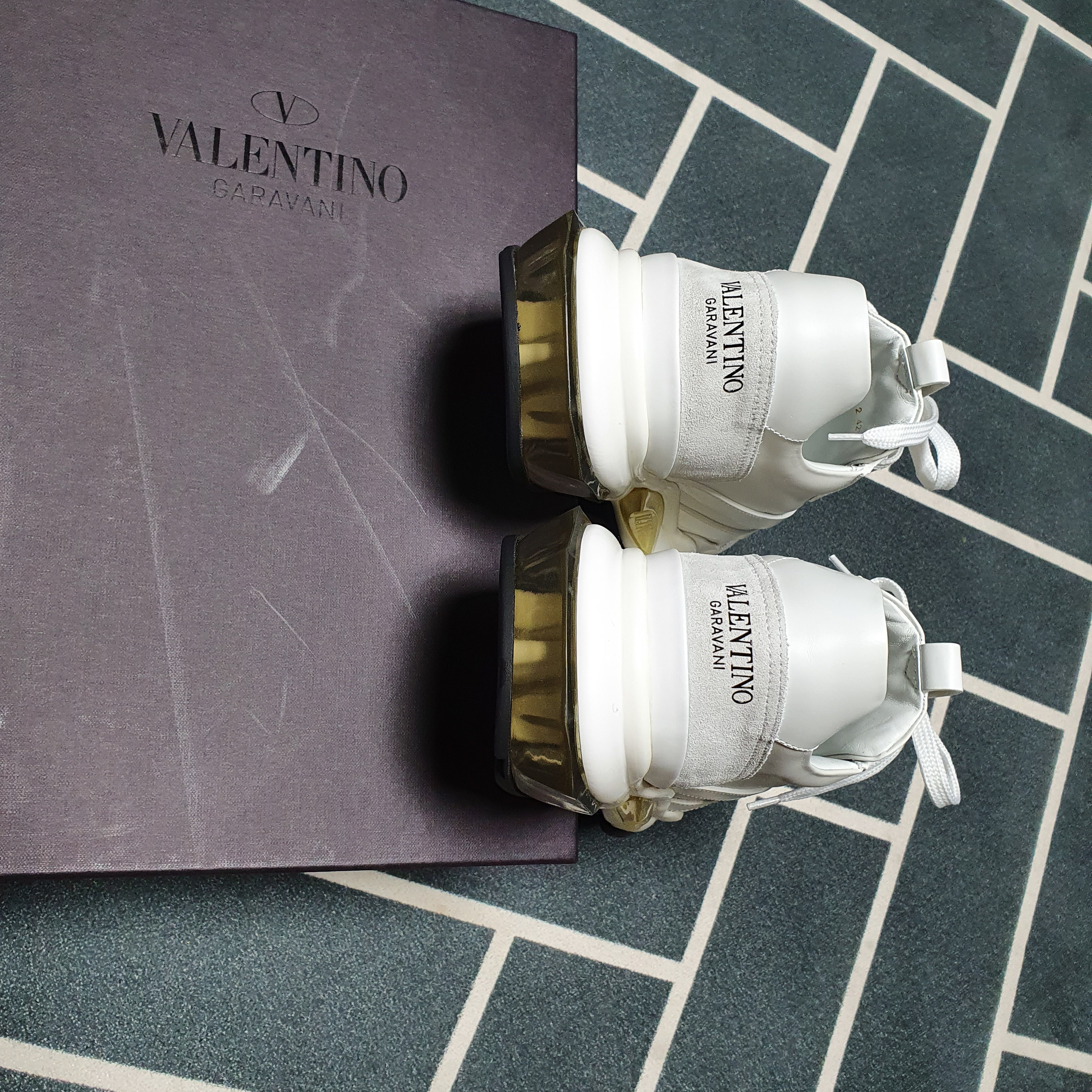 Valentino Bounce Sprayed Sneakers White 착용 스타일