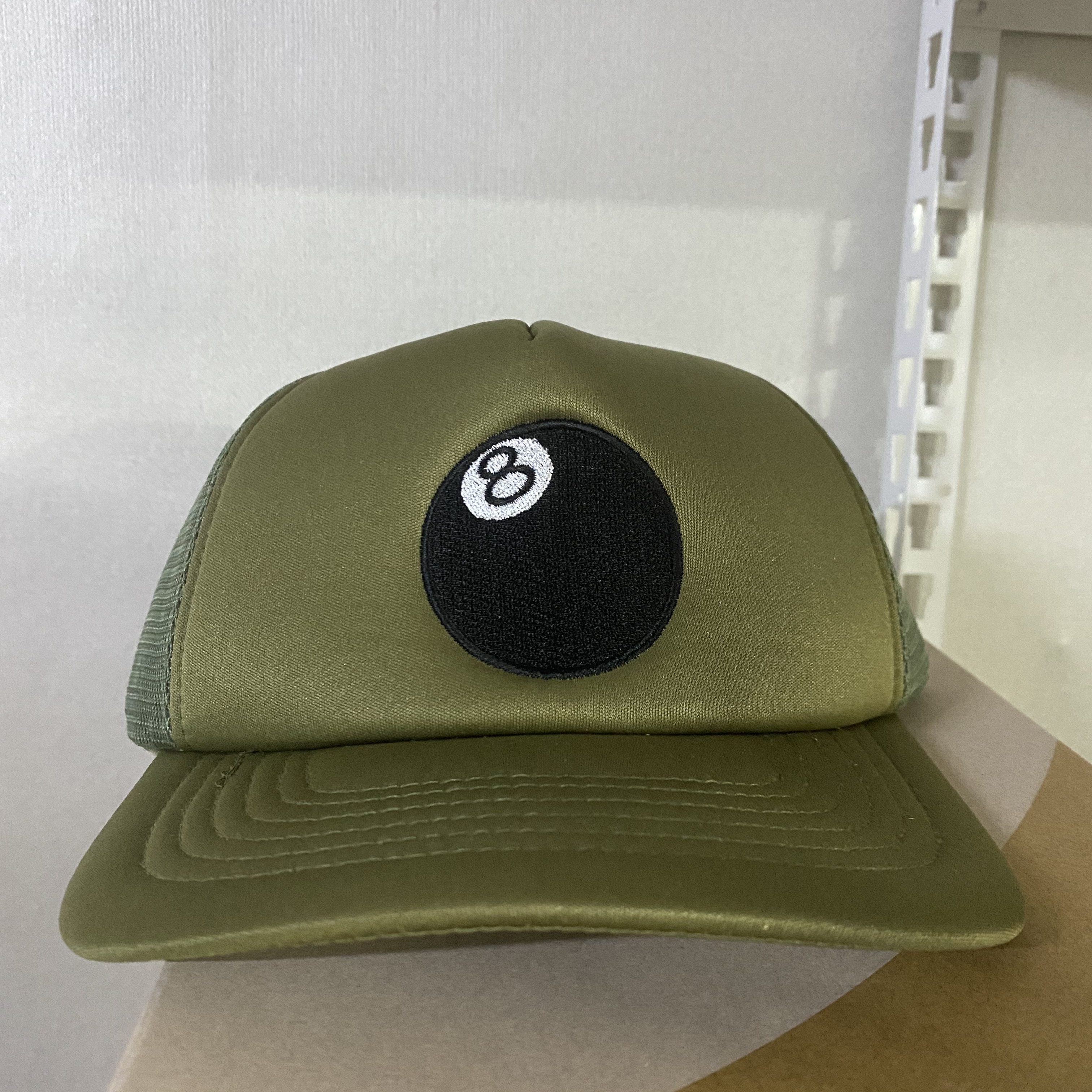 Stussy 8 Ball Trucker Cap Moss, Stussy 8 Ball Trucker Cap Black 착용 스타일 - 2