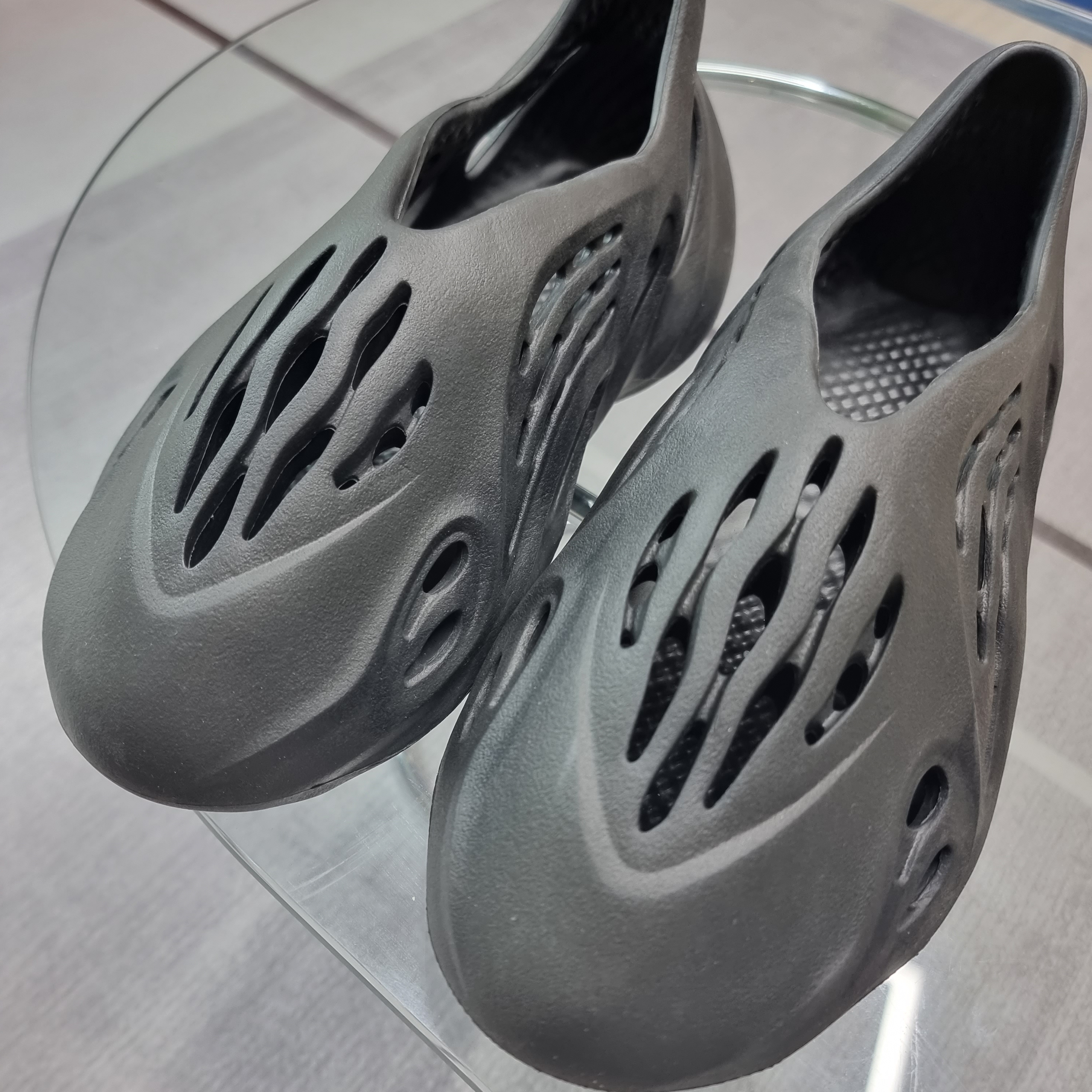 Adidas Yeezy Foam RNNR Onyx 착용 스타일