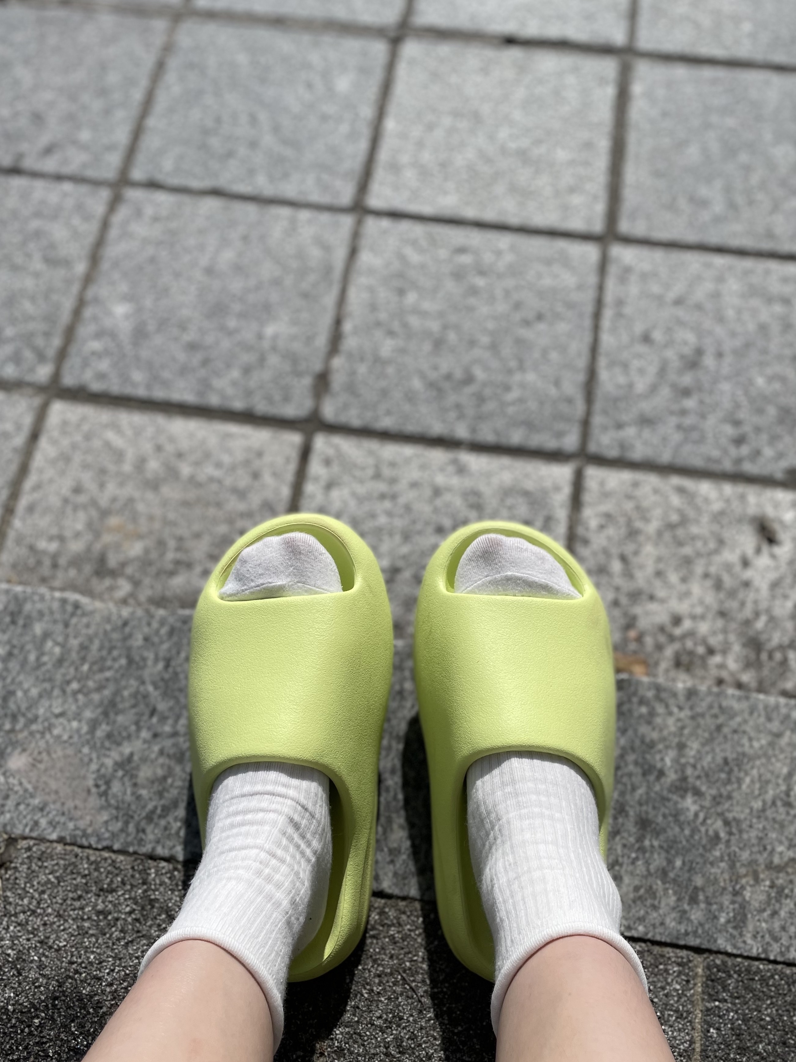 Ader Error Small Blue Bag Noir, Adidas Yeezy Slide Glow Green 2022/2023 착용 스타일 - 3