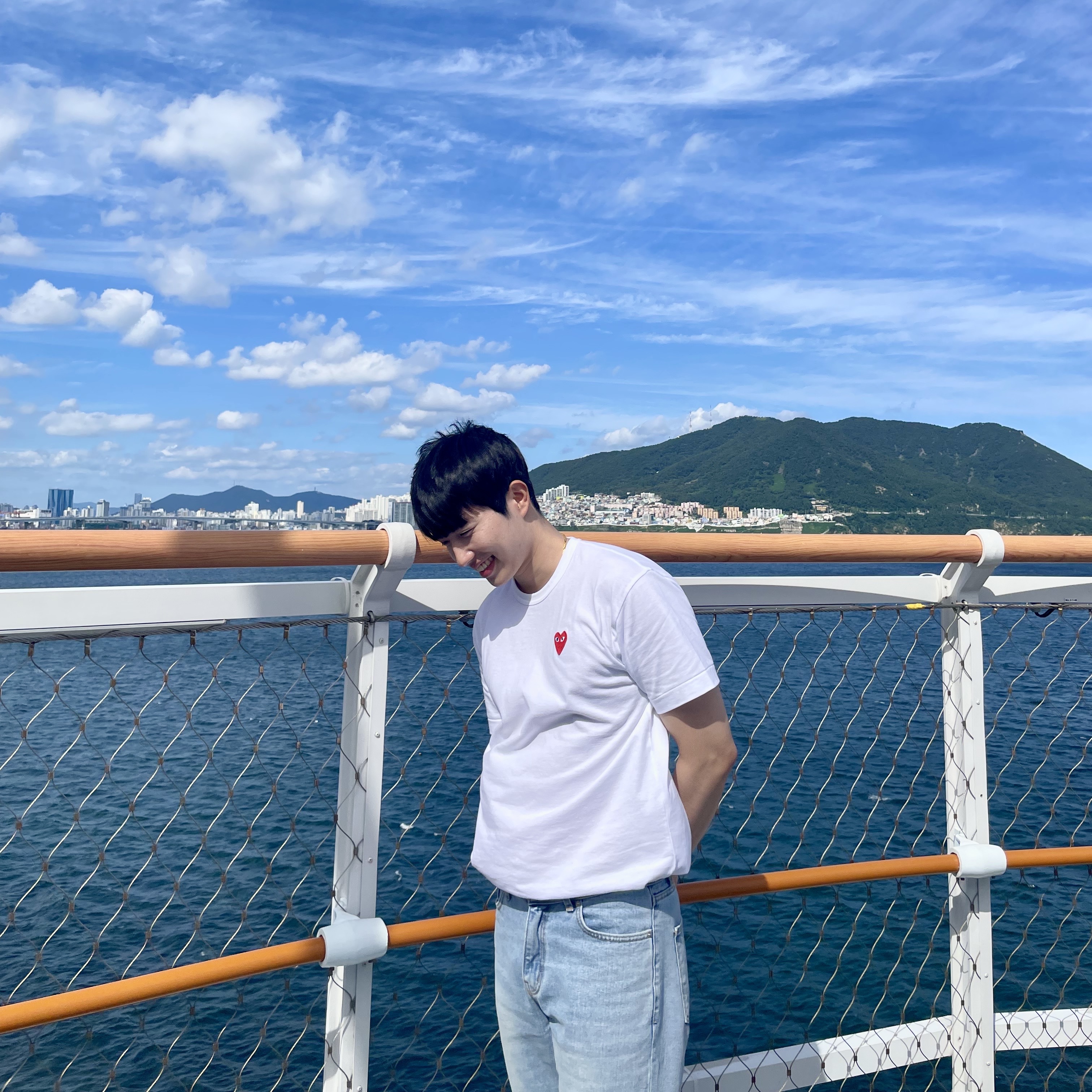 Play Comme des Garcons Red Heart T-Shirt White 착용 스타일 - 1