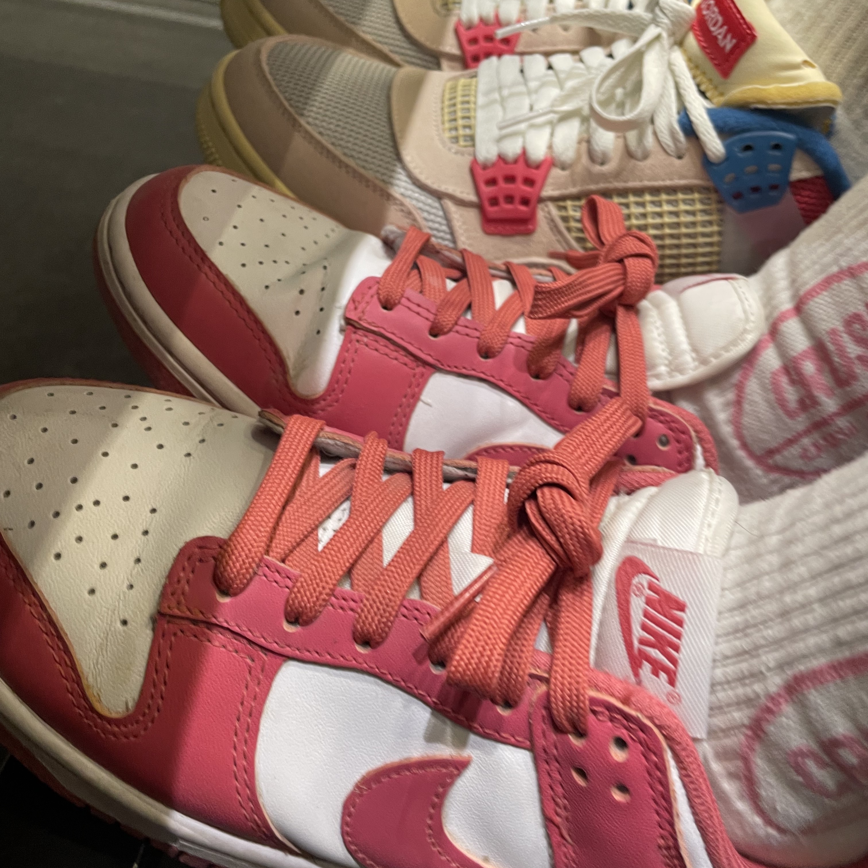 (W) Nike Dunk Low Archeo Pink, Jordan 4 x Union Retro Guava Ice 착용 스타일 - 2