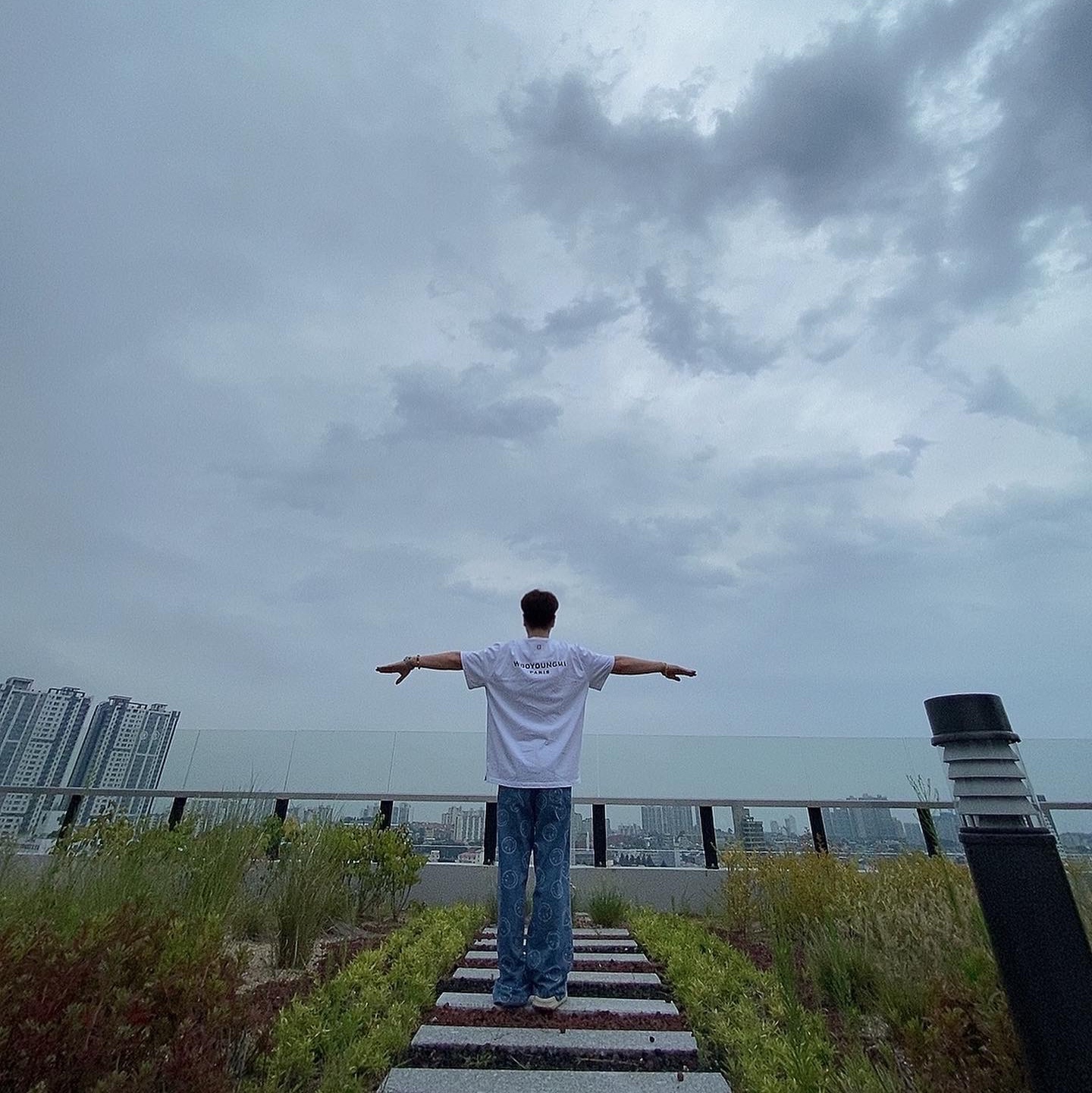 Wooyoungmi Black Back Logo T-Shirt White - 21SS, Adidas Yeezy Slide Bone 착용 스타일 - 1