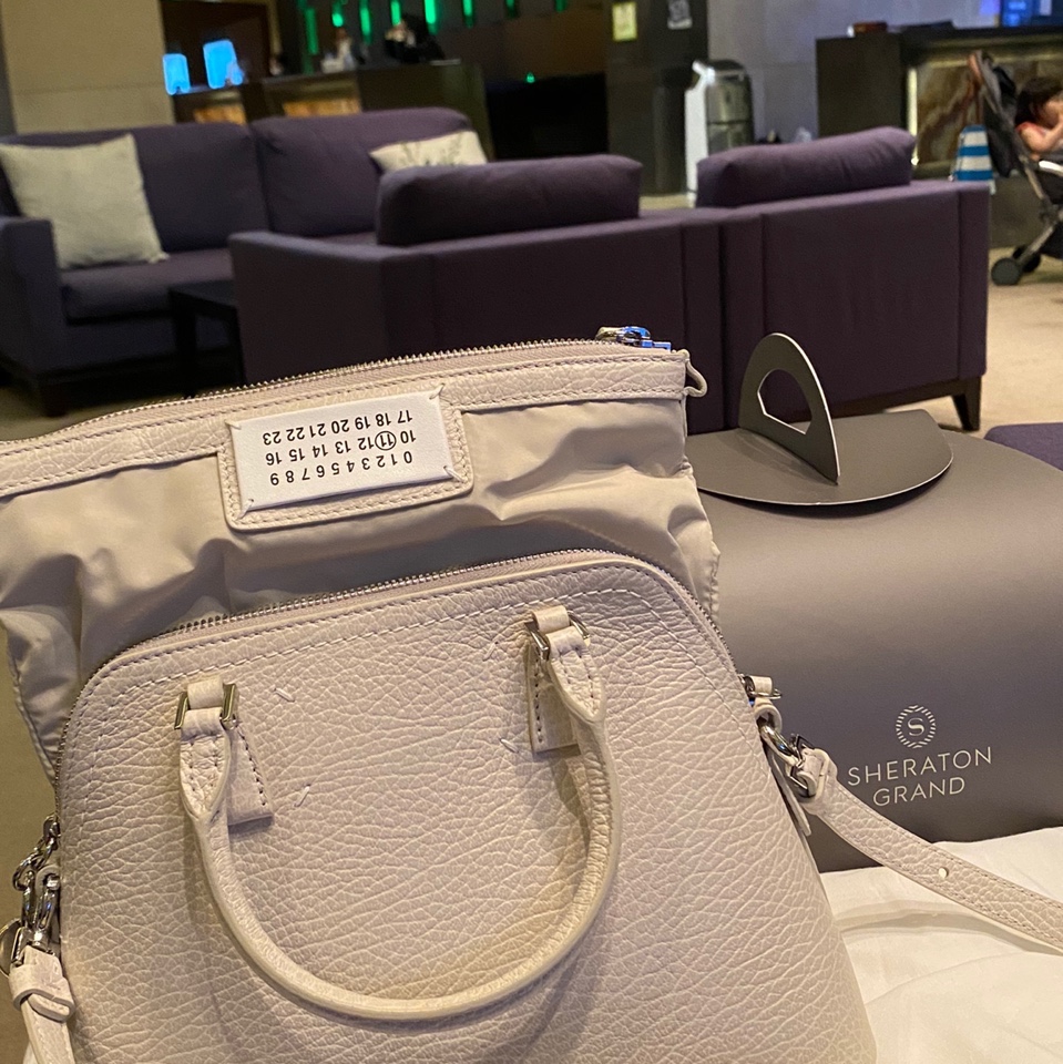 Maison Margiela 5AC Mini Bag Light Grey 착용 스타일