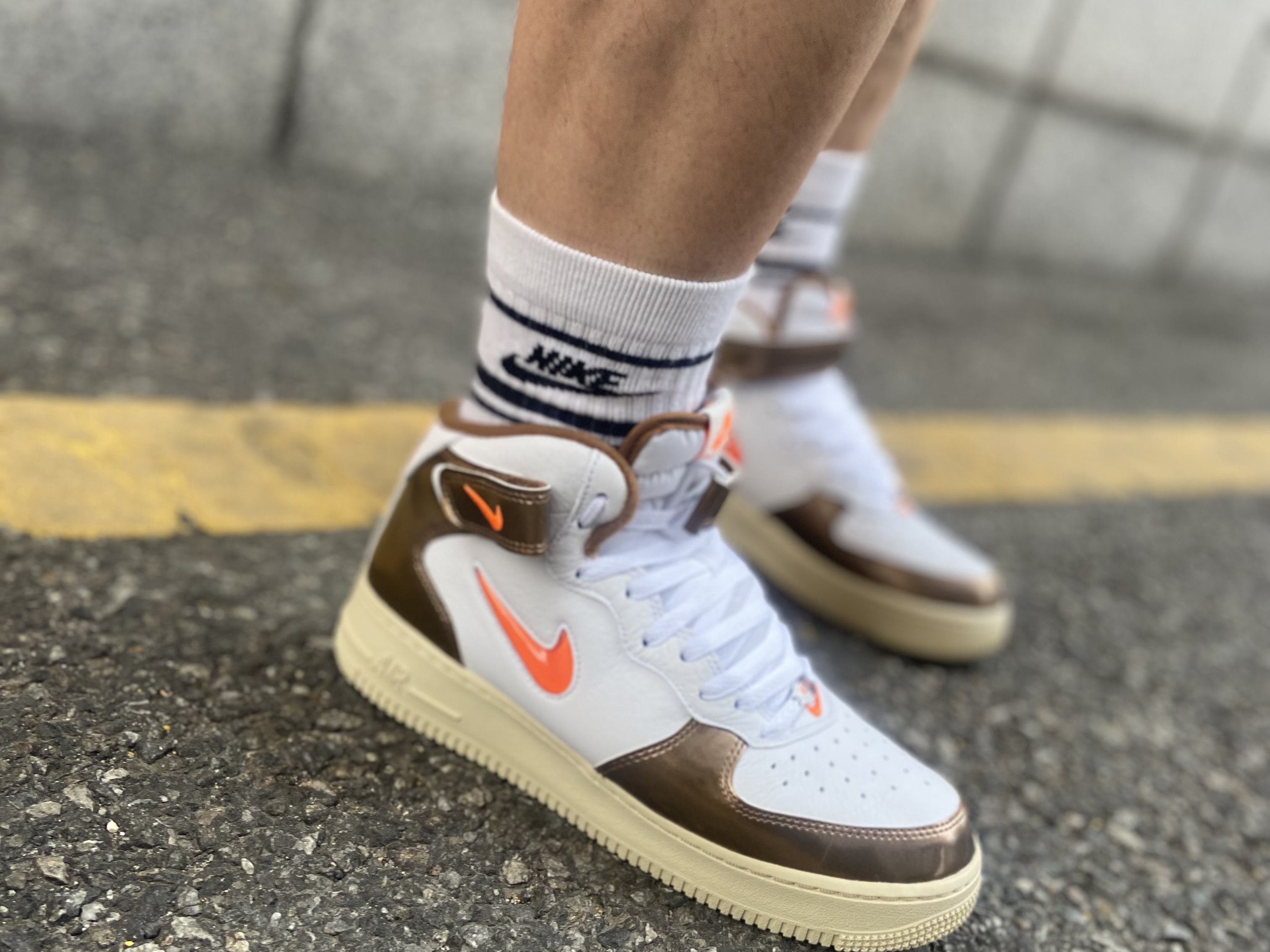 Nike Air Force 1 Mid '07 QS Olive Green and Total Orange 착용 스타일 - 2