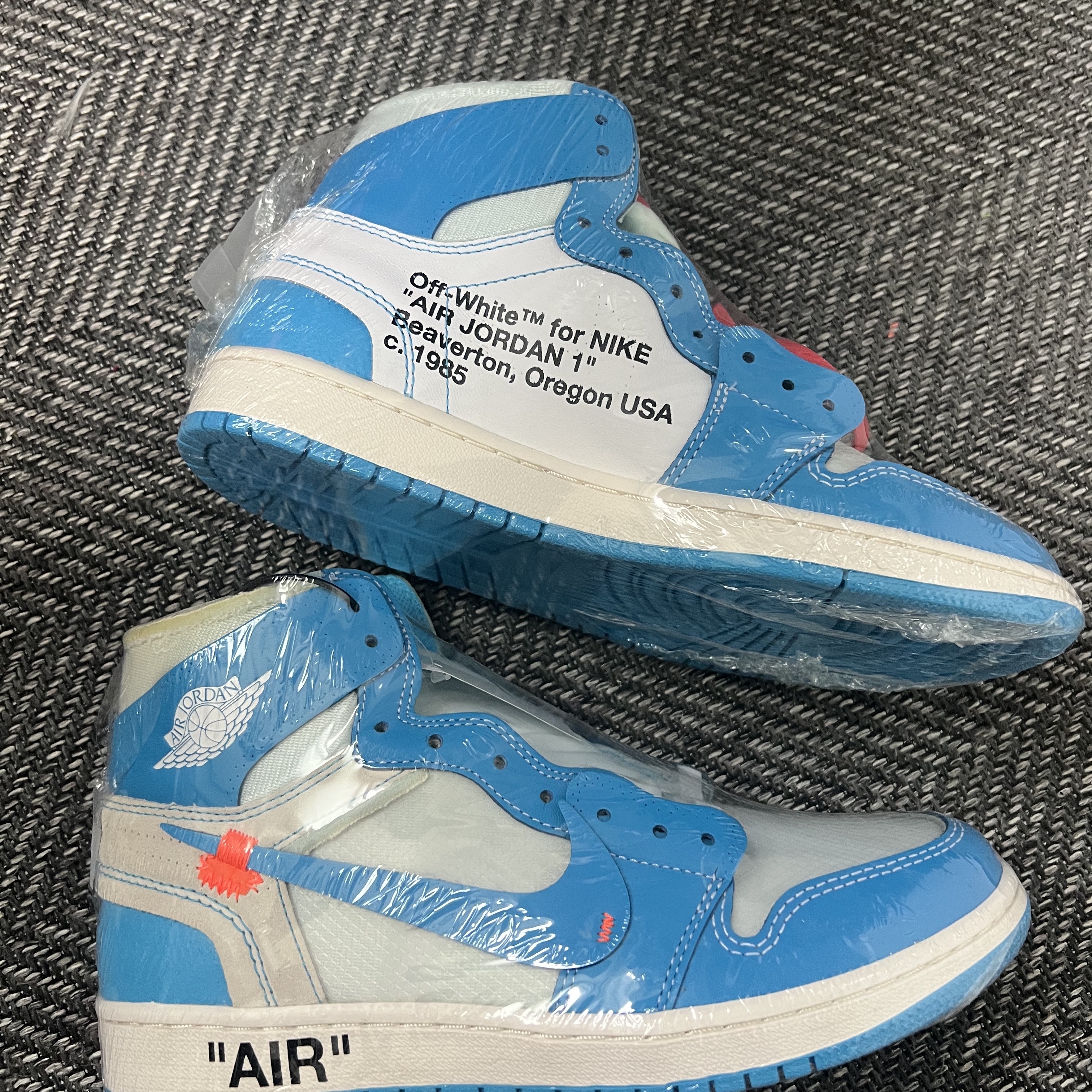 Jordan 1 x Off-White Retro High University Blue 착용 스타일