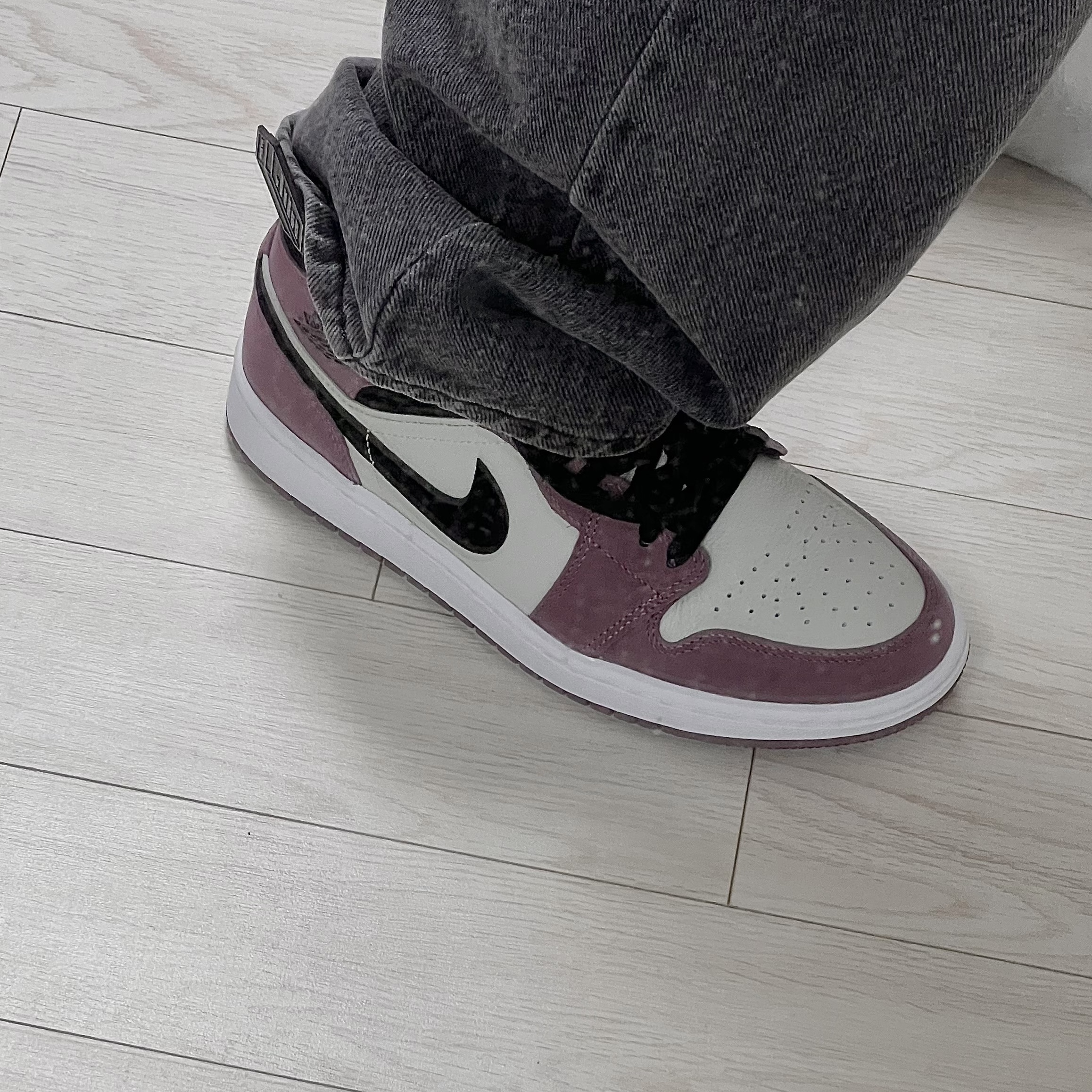 (W) Jordan 1 Mid SE Light Mulberry 착용 스타일 - 1