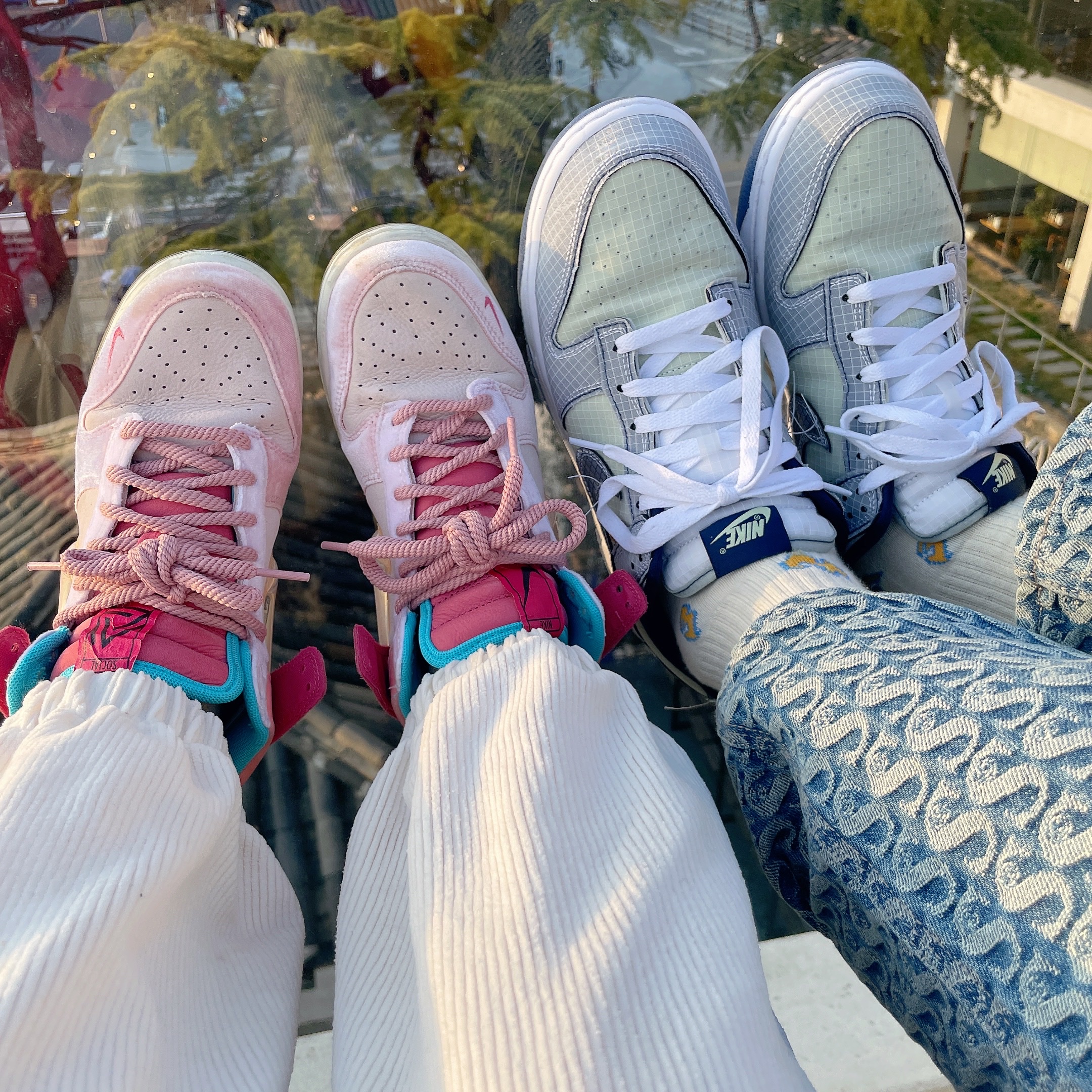Stussy Strawberry T-Shirt White, Nike x Social Status Dunk Mid Free Lunch Strawberry Milk 착용 스타일 - 3
