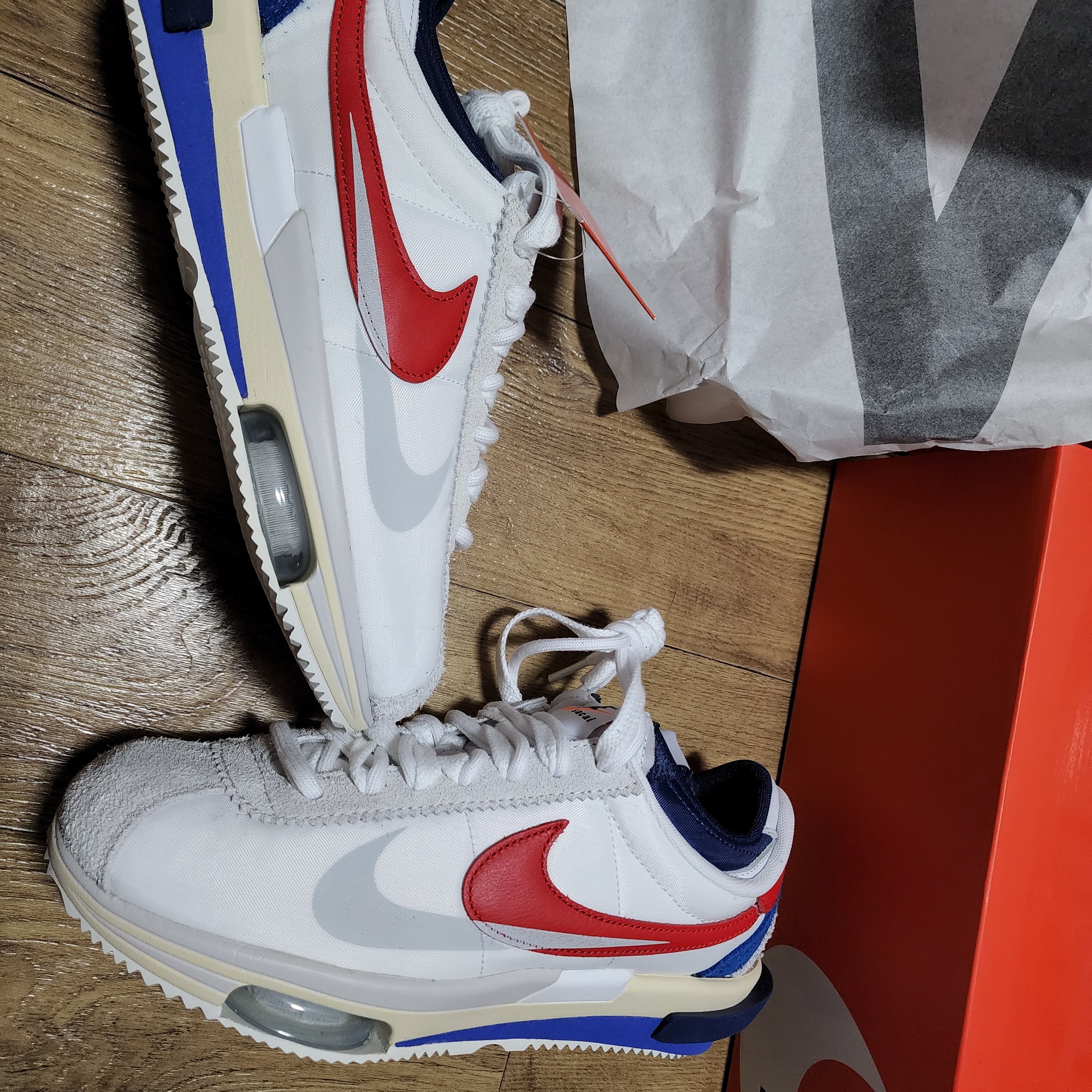 Nike x Sacai Zoom Cortez SP White and University Red 착용 스타일 - 4