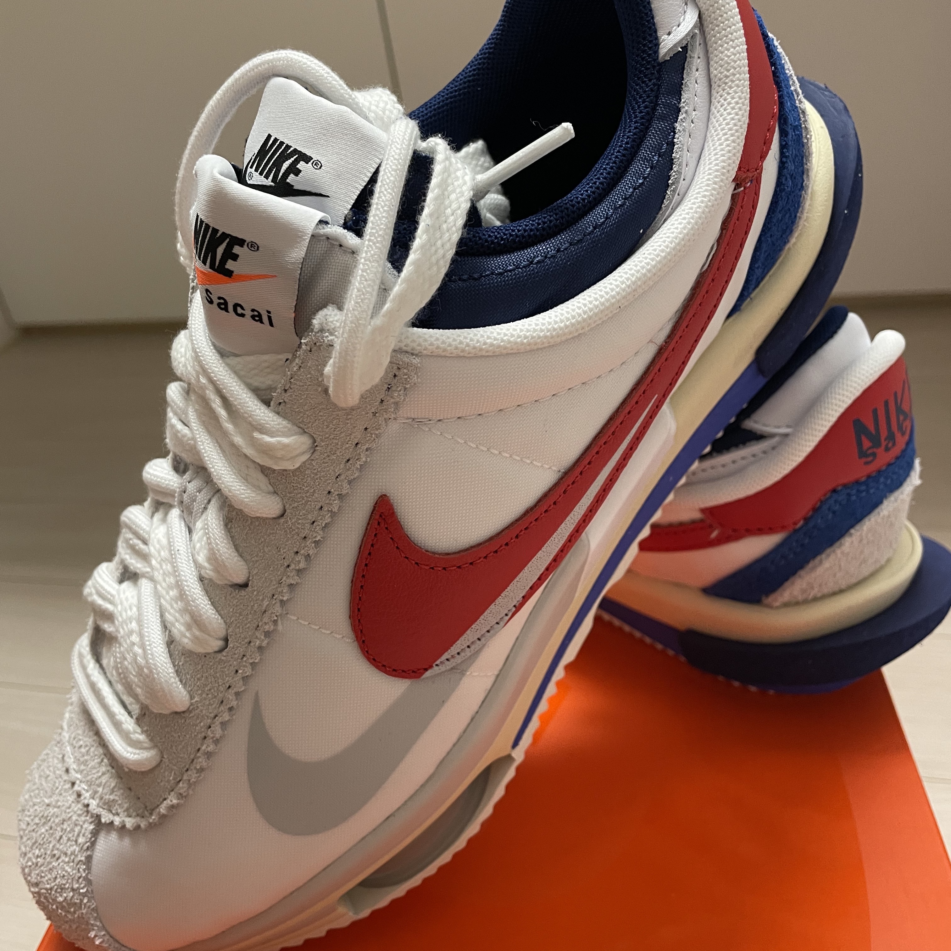 Nike x Sacai Zoom Cortez SP White and University Red 착용 스타일 - 2