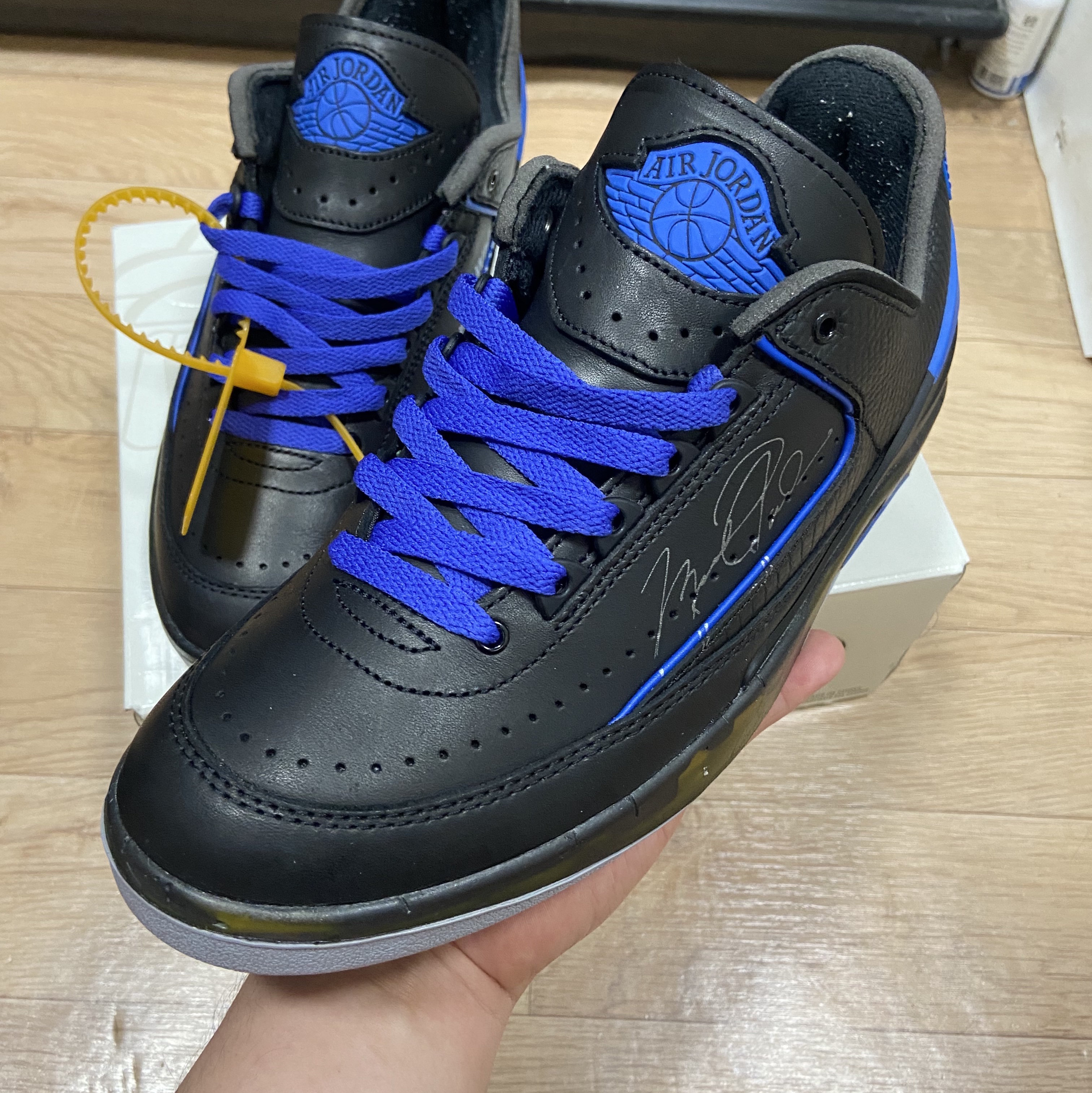 Jordan 2 x Off-White Retro Low SP Black and Varsity Royal 착용 스타일 - 1
