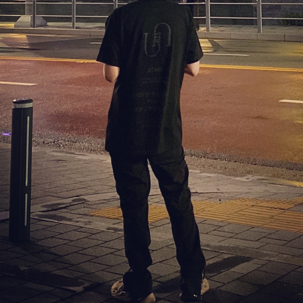 Undermycar Shinsegae Pop-Up T-Shirt Double Black - 22SS, Adidas Yeezy Foam RNNR Mist 착용 스타일