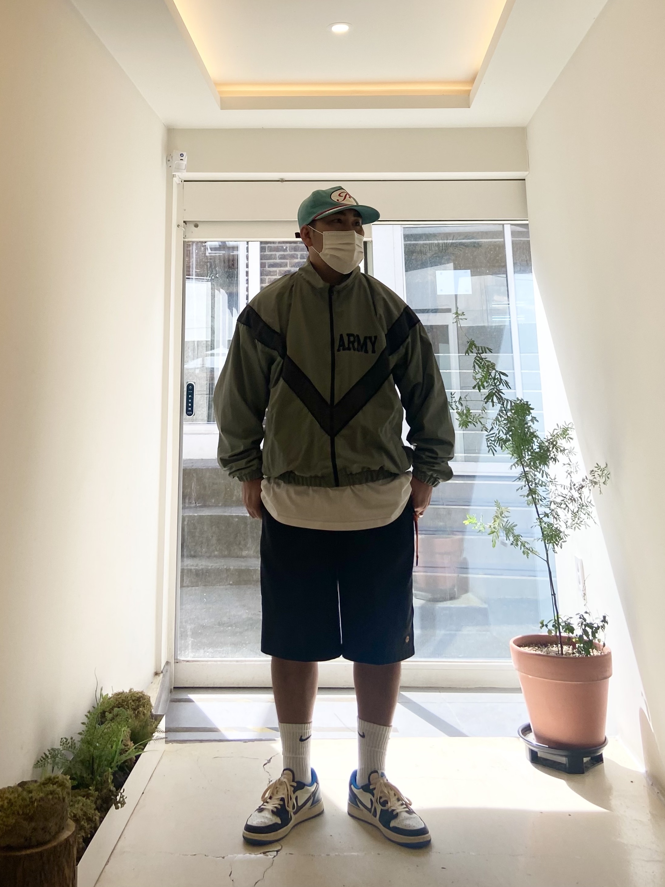 Peaceminusone 5 Panel Ball Cap #2 Mint, Jordan 1 x Travis Scott x Fragment Retro Low OG SP Military Blue 착용 스타일 - 1